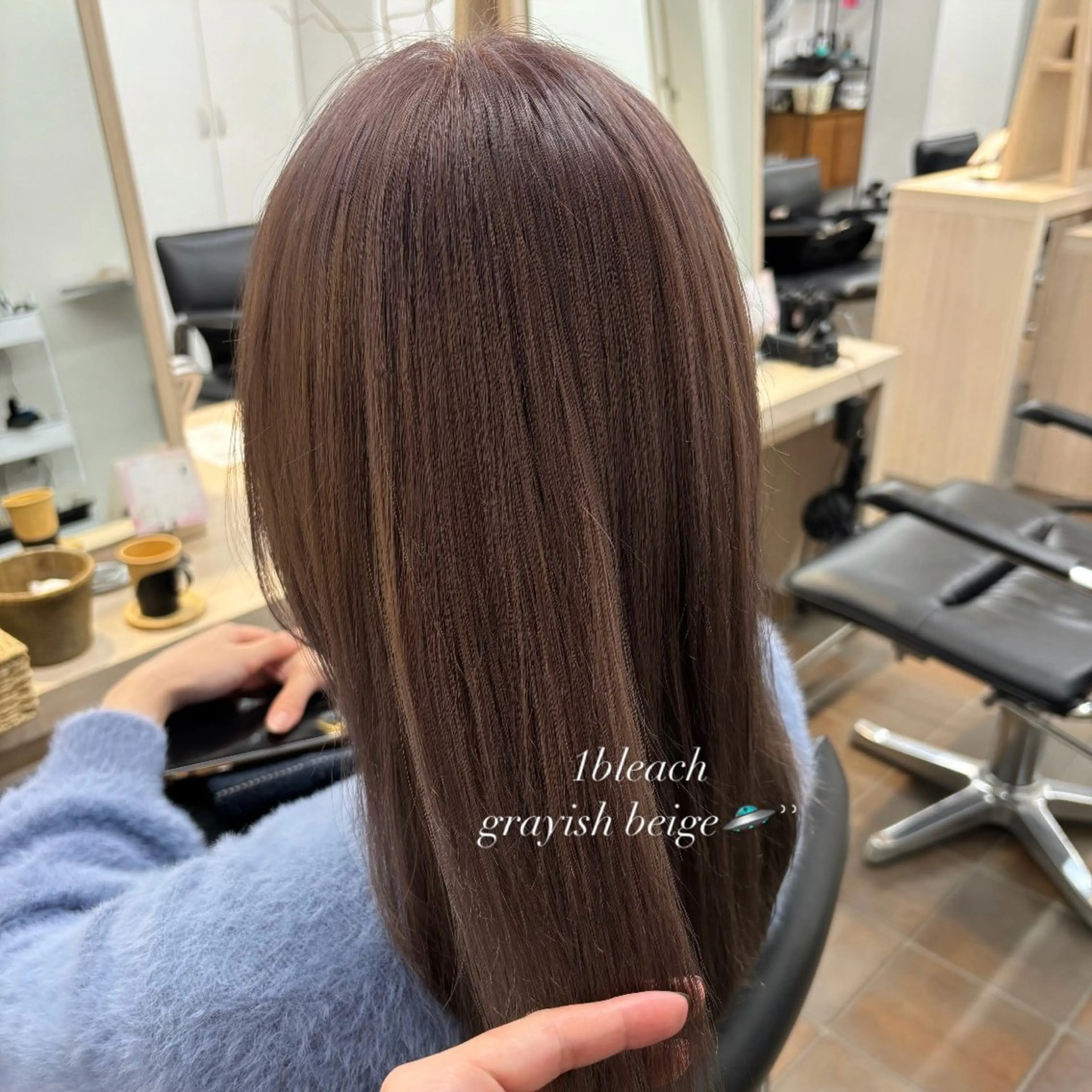 ミディアム カラー ブリーチ グレージュ SALONDEJOE所属・かどた はるなのヘアスタイル