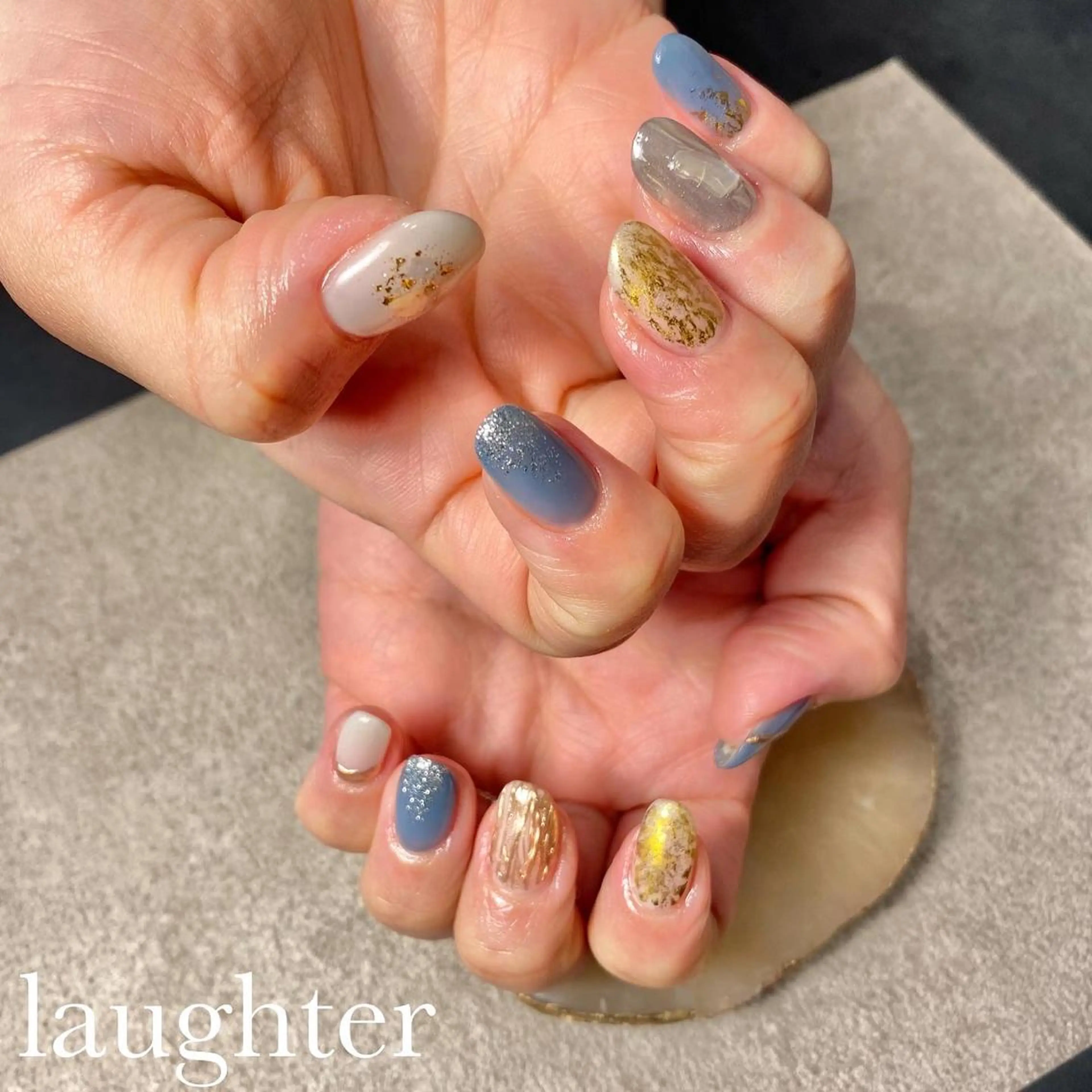 ネイル ブルー グラデーション ラメ(グリッター) ラメグラデーション ミラーネイル ハンドネイル laughter nailのネイルデザイン