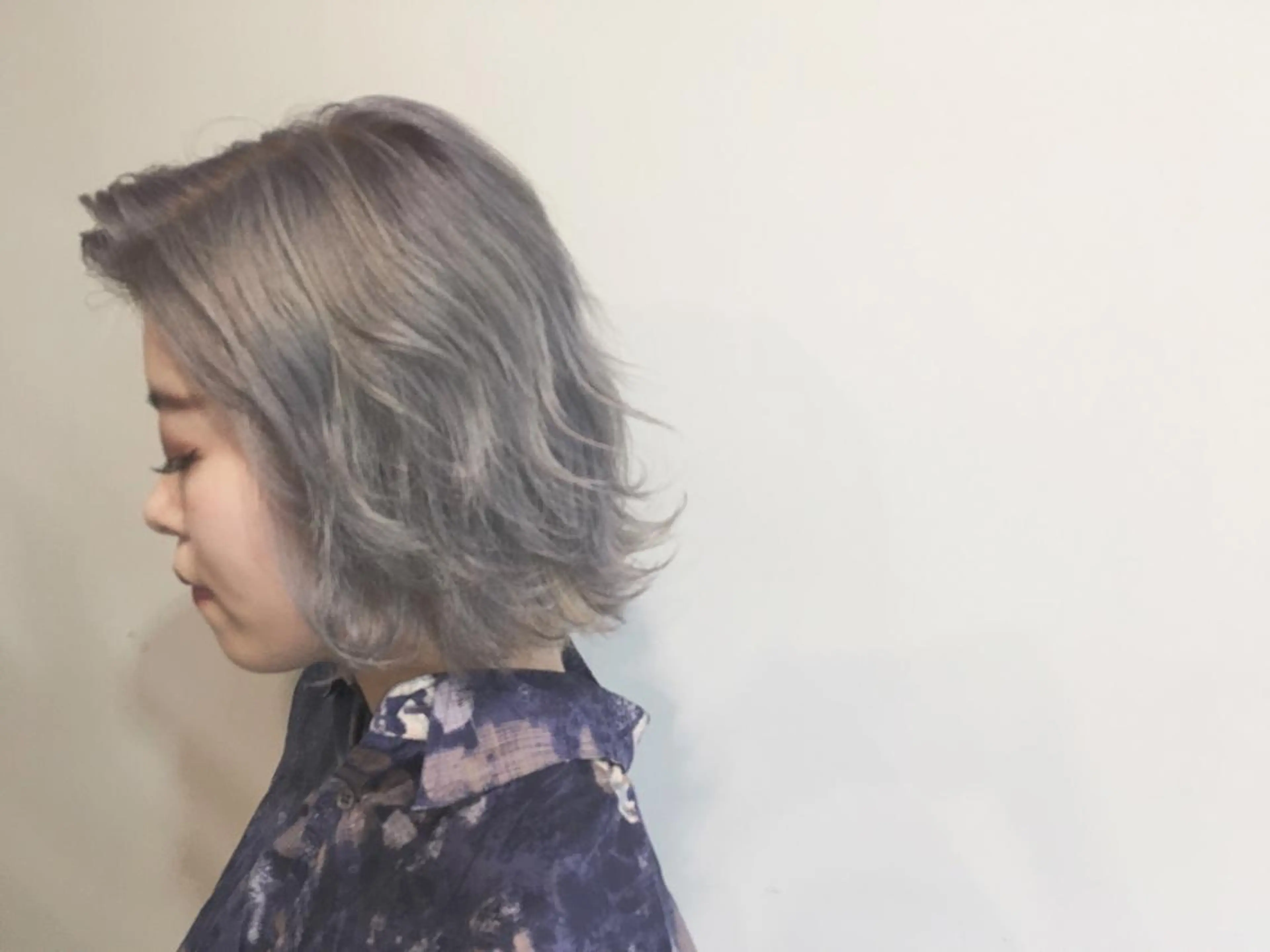 ロング カラー アッシュ ブリーチ ダブルカラー パープルカラー シルバー ヘアカラー てんま さやかのヘアスタイル