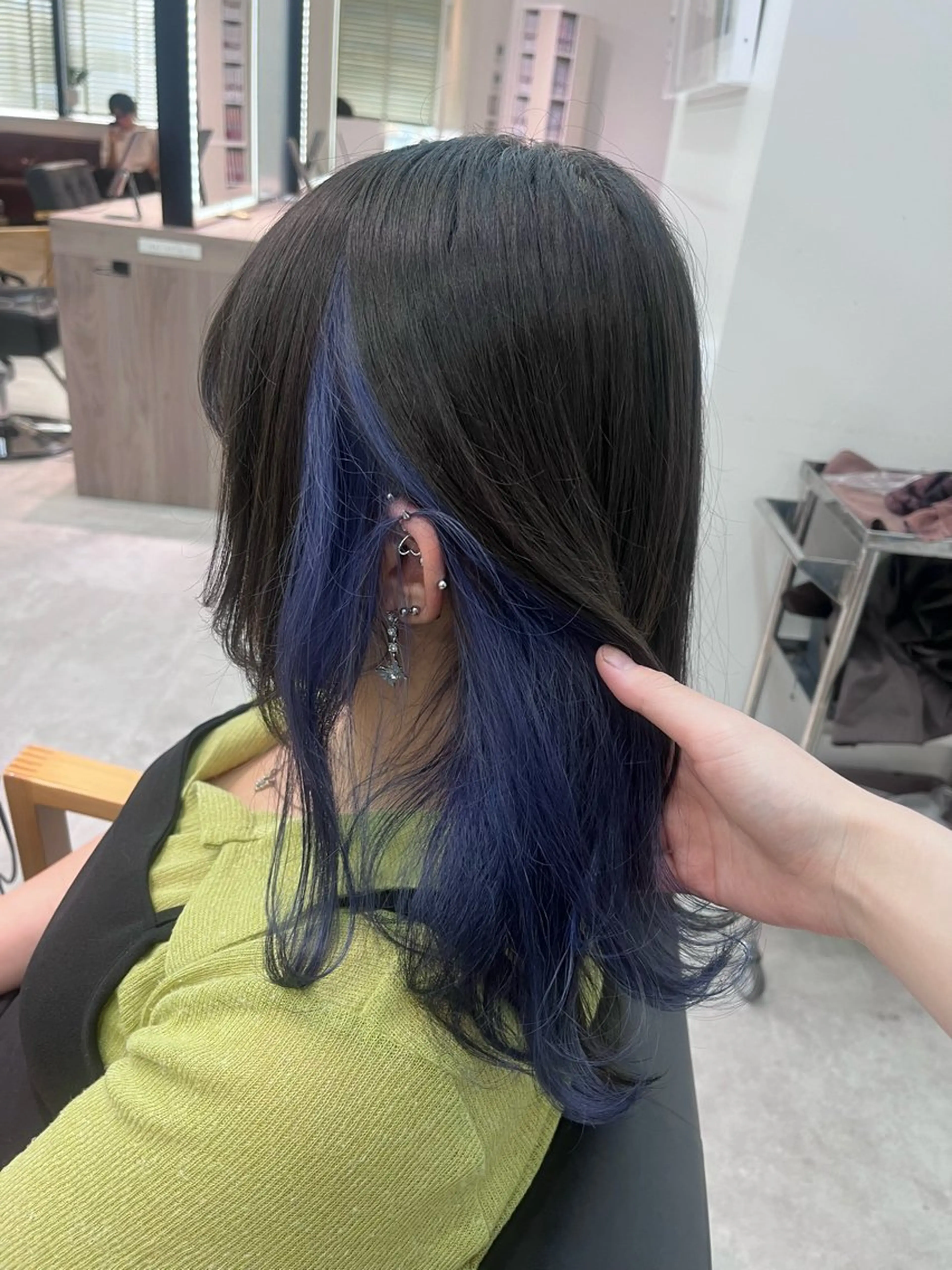ミディアム カラー 黒髪 ブルーカラー ブルーブラック ラベンダーカラー ﾚｲﾔｰ/ﾊｲﾄｰﾝ ೀユイ🌙のヘアスタイル