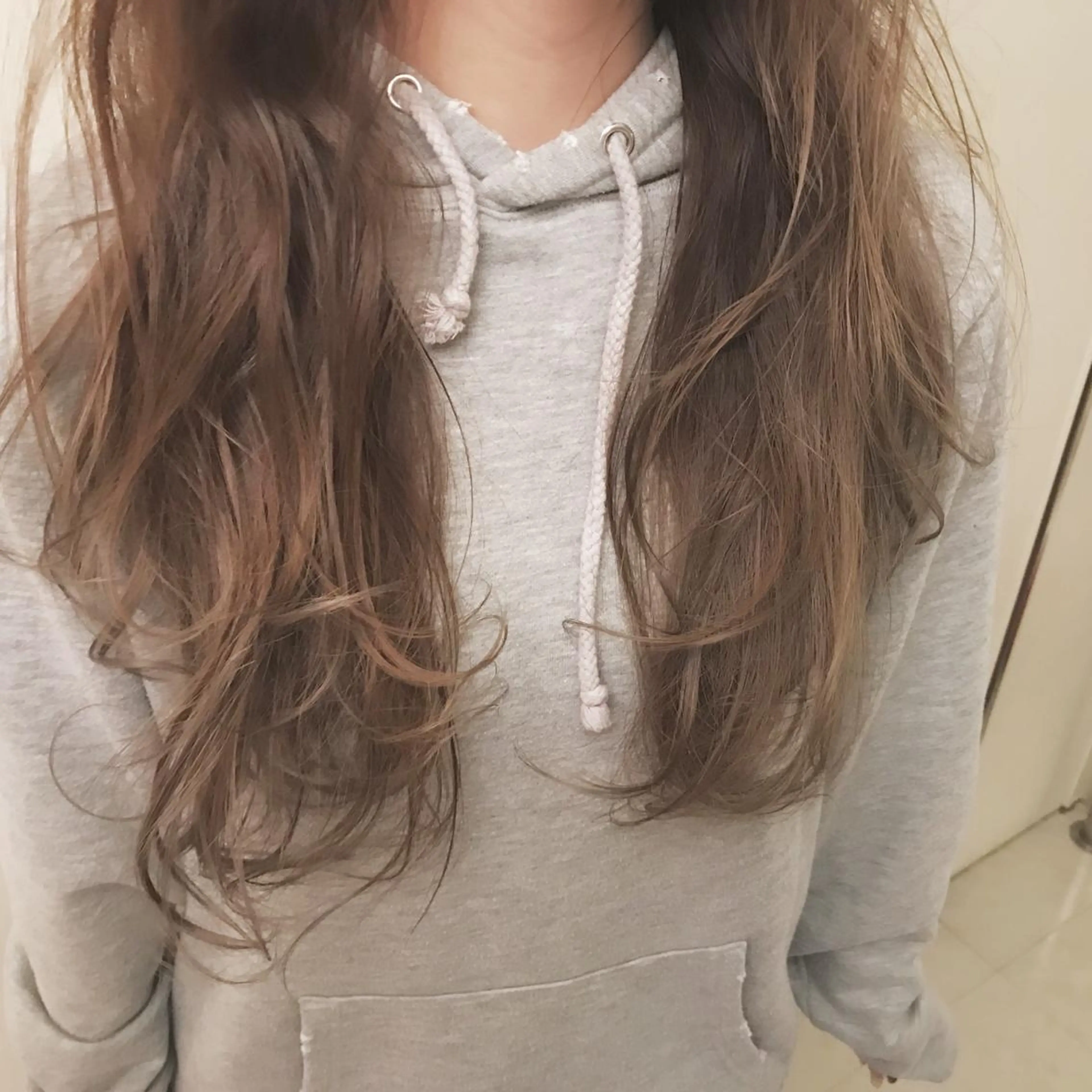 ロング カラー ベージュカラー ハイトーンカラー シルバー シルバーベージュ トリートメント AILEE所属・ウルフカット レイヤーカット上柿のヘアスタイル