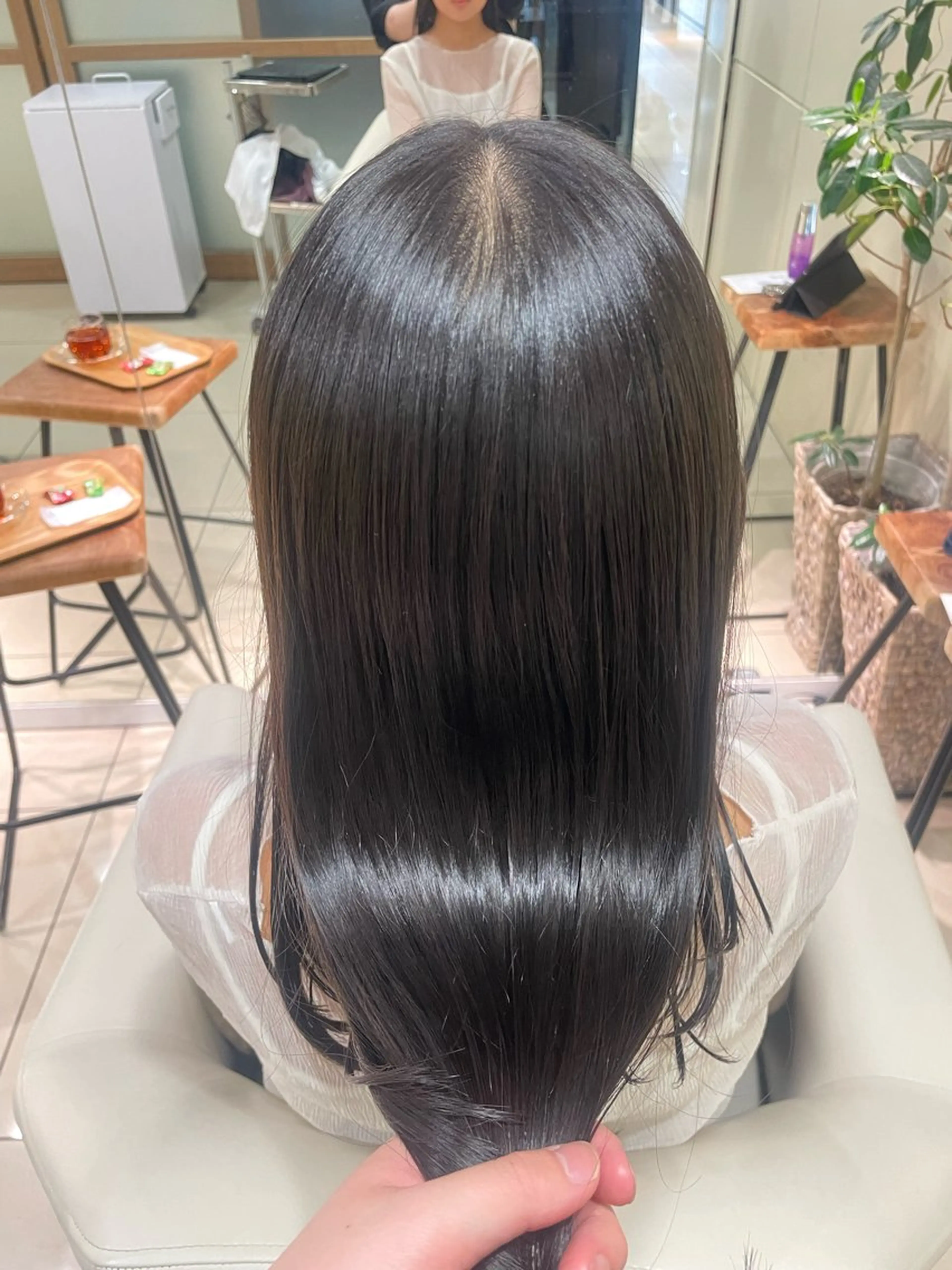 ロング カラー オリーブグレー ハイトーン/パーソナ ルカラー診断・ユキノのヘアスタイル