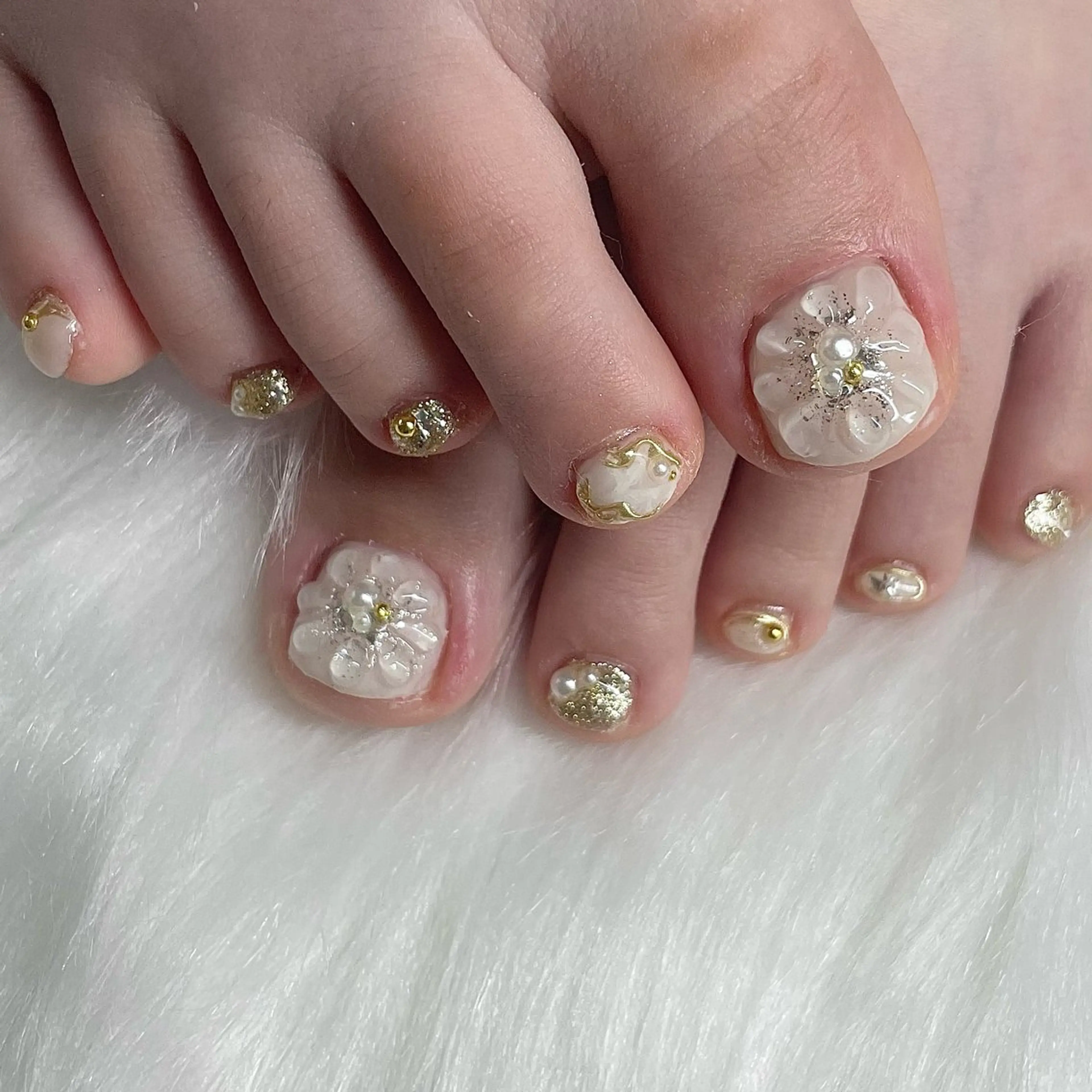 ネイル フットネイル ガーリー ニュアンスネイル ホワイト フットネイル JFYnail所属・昭和町ネイル 𝘯𝘢𝘮𝘪のネイルデザイン
