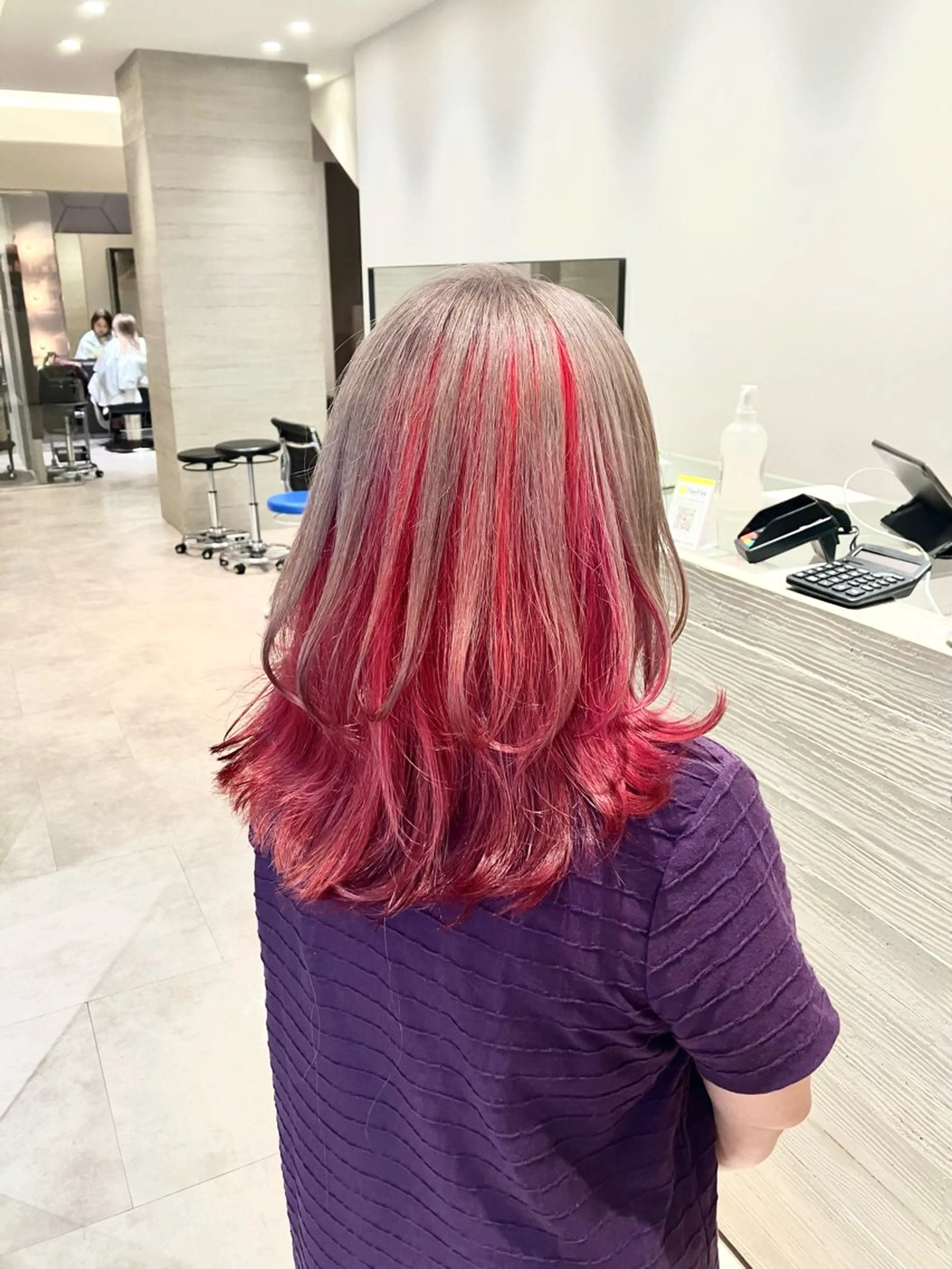 ロング カラー グレージュ ピンクカラー レッドカラー サキ🤍ハイトーン 🩰くびれ巻きヘアのヘアスタイル