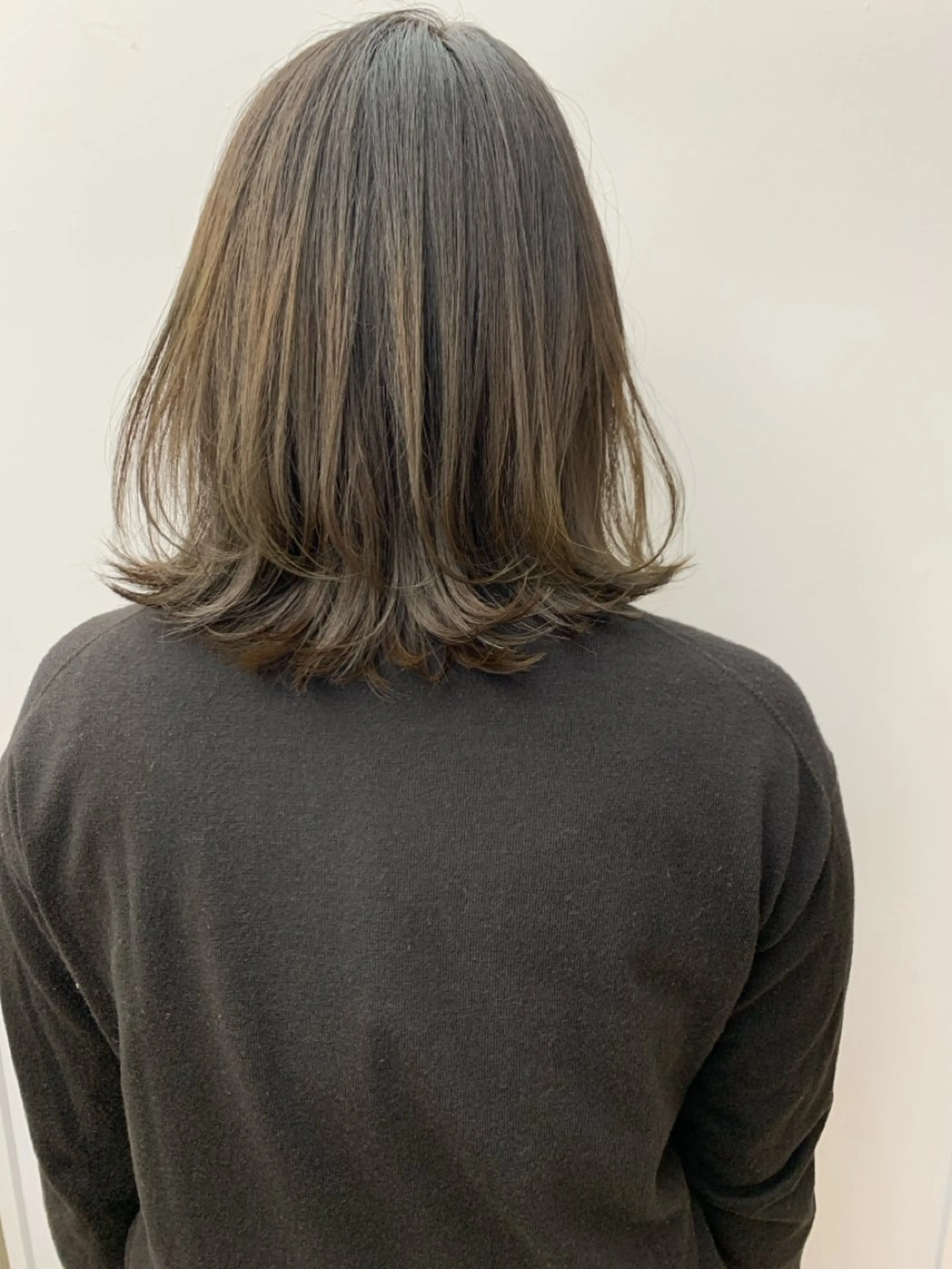 ミディアム カラー グレージュ ボブ くびれヘア 髪質改善×大人可愛い 艶髪🫧ダイトのヘアスタイル