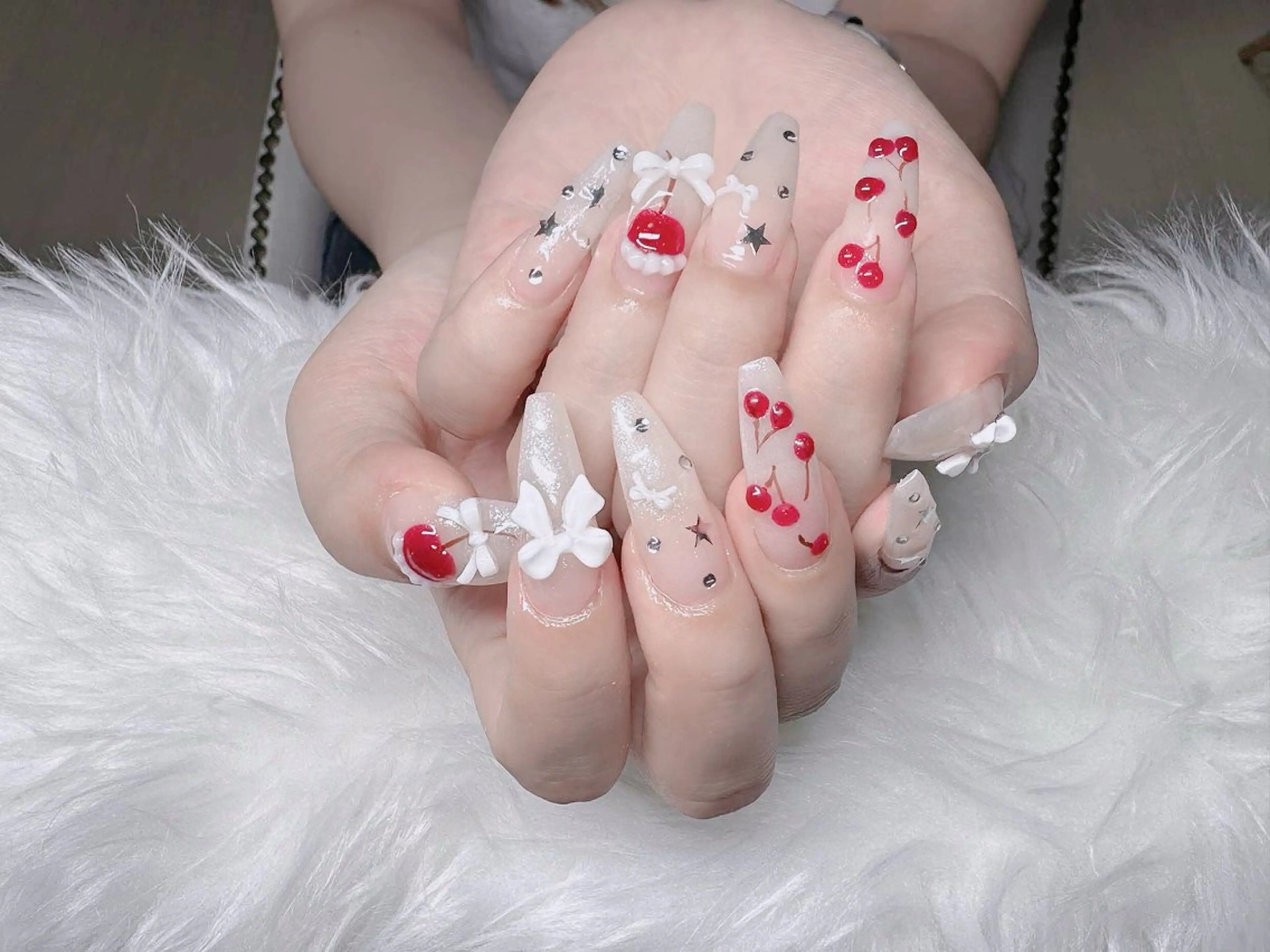 ネイル オーロラネイル フレンチネイル グラデーション 氷ネイル・うるうるネイル キラキラネイル ハンドネイル H.baby Nail Salon所属・H.baby Nail Salonのネイルデザイン