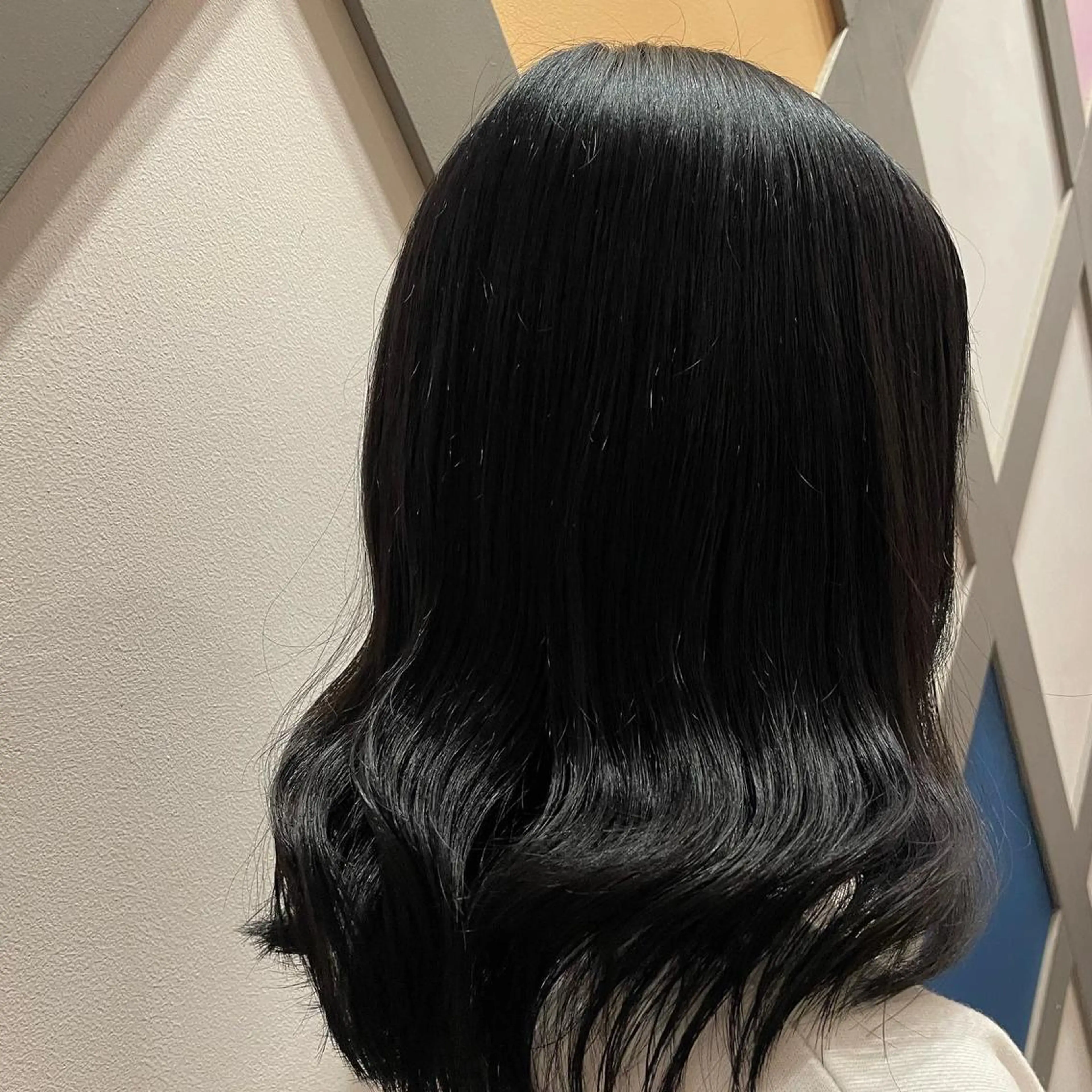 カラー 黒髪 ブルーカラー ブルーブラック 内藤 すずなのヘアスタイル