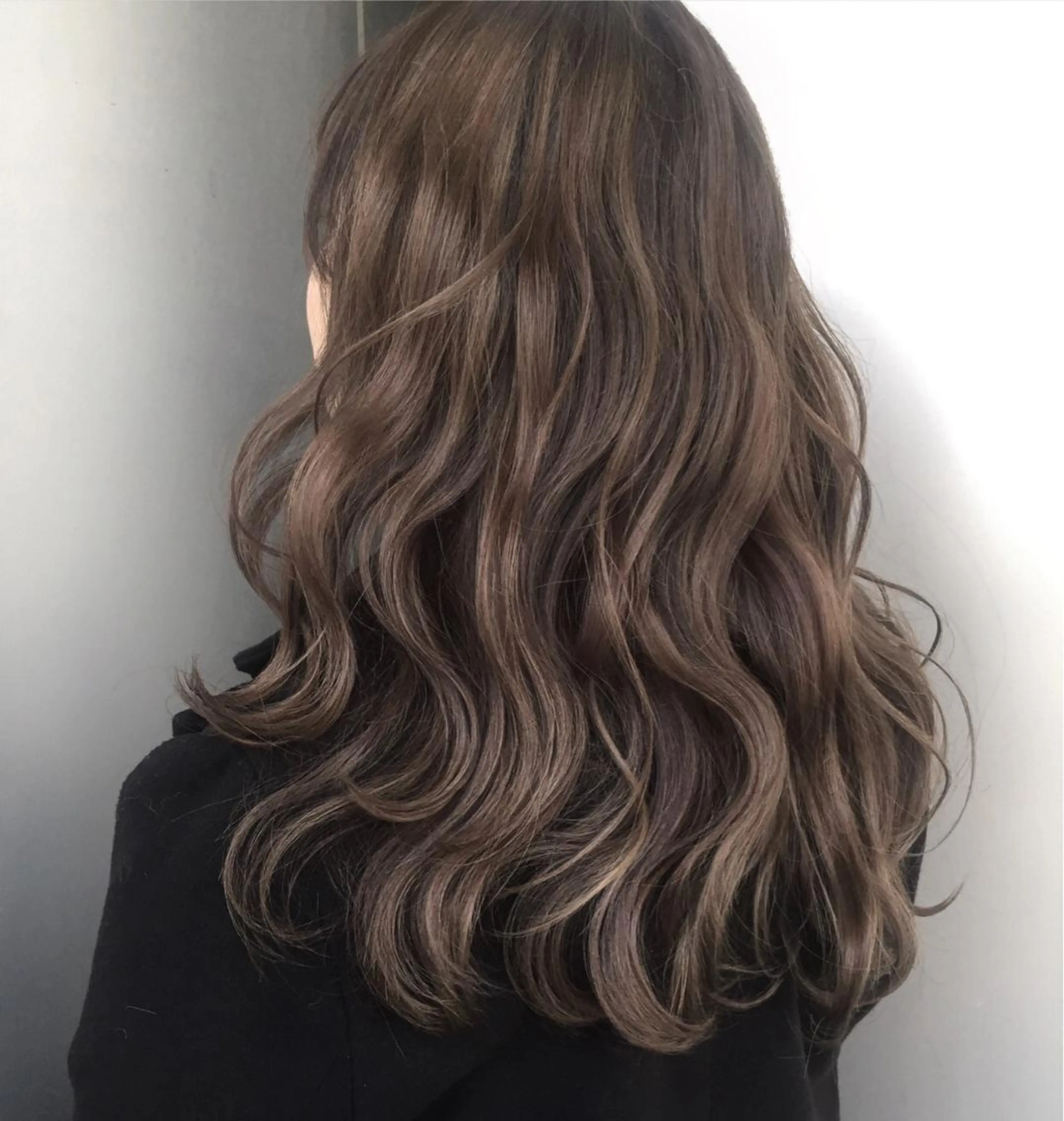 セミロング カラー 横山 奈央のヘアスタイル