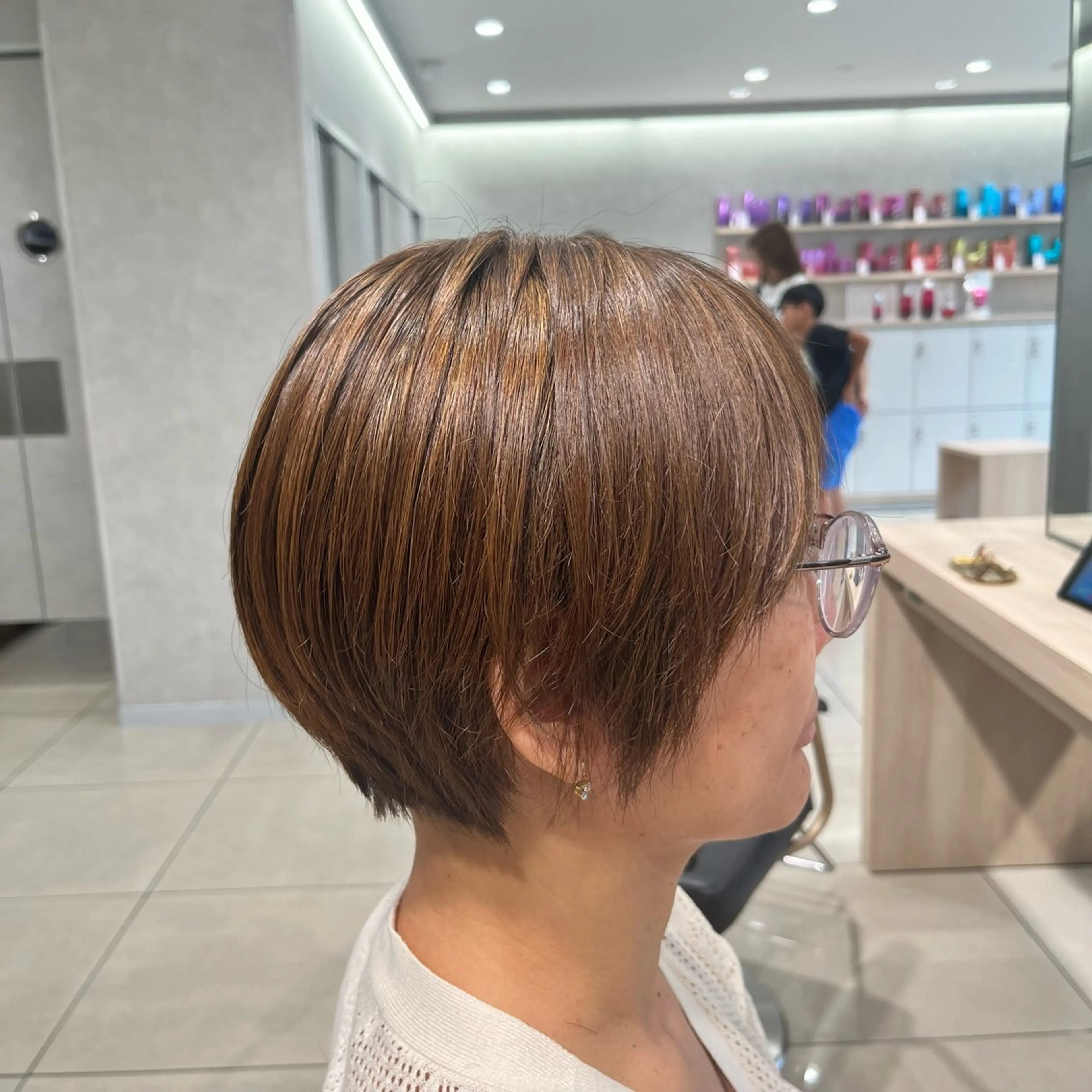 ショート カラー ブリーチ ハイライトカラー ブリーチなしカラー ハイライト 巖本 真希のヘアスタイル