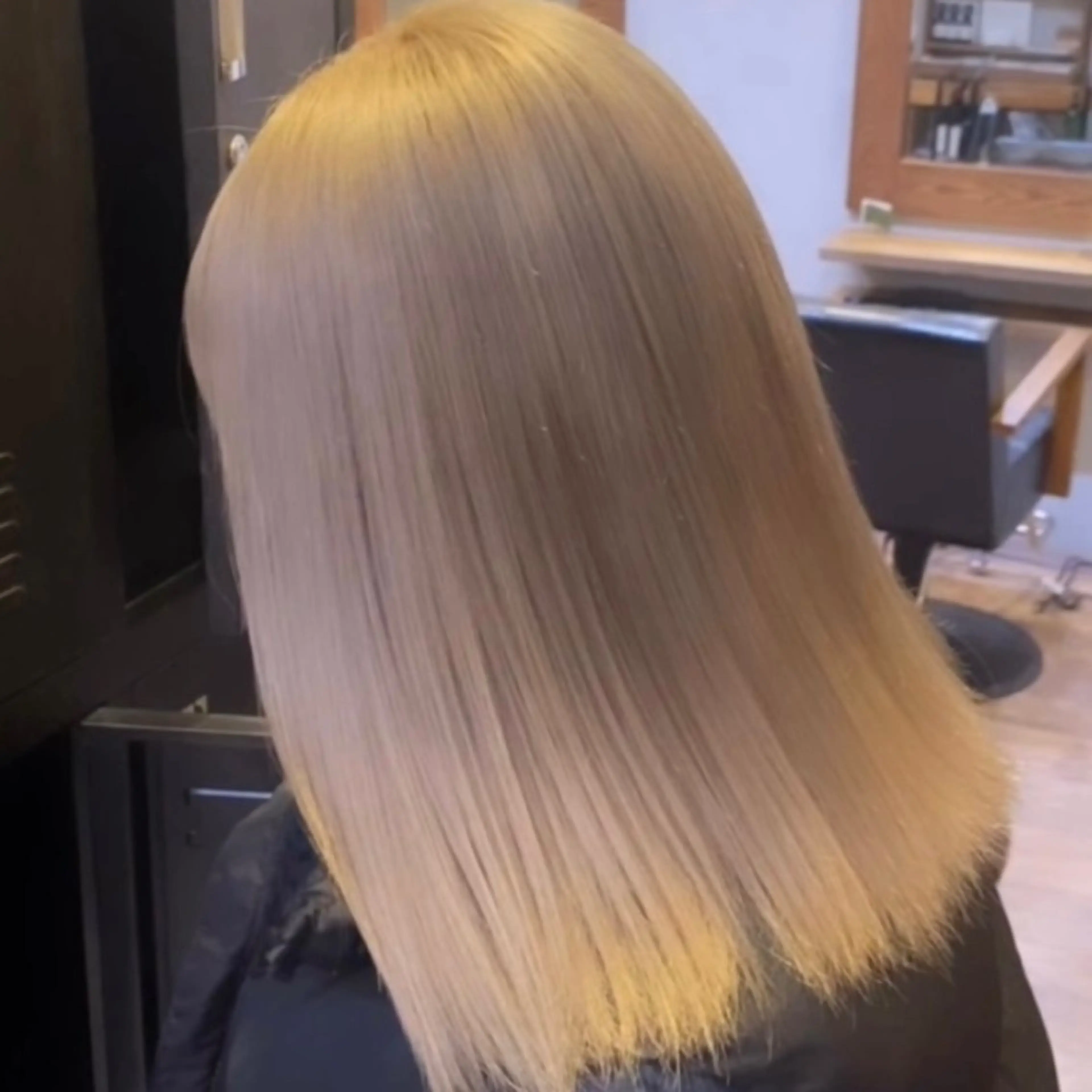 セミロング カラー ブリーチ 複雑履歴修正 TAKEのヘアスタイル