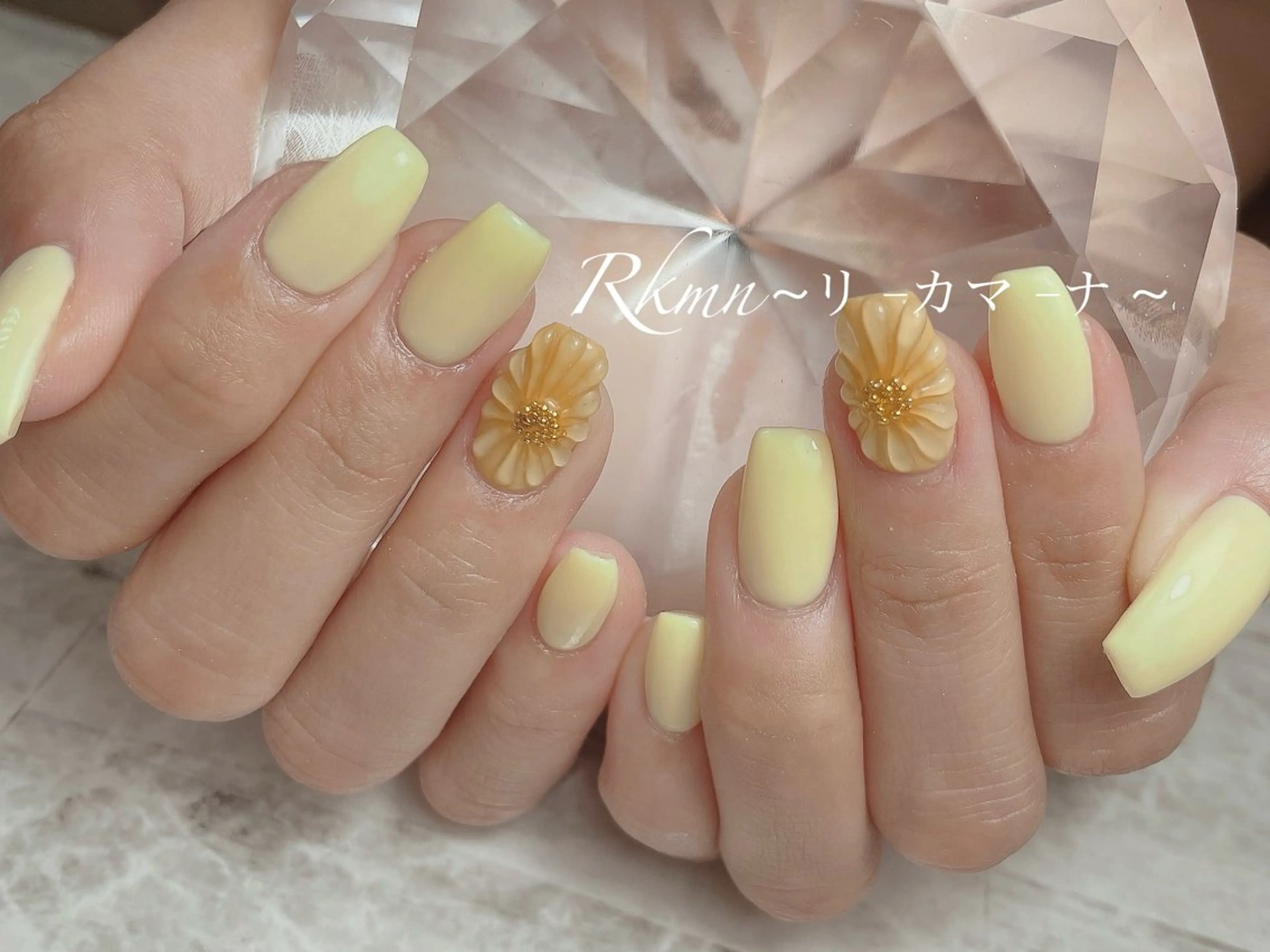 ネイル アートネイル フラワーネイル ぷっくりネイル 春ネイル 黄色 ハンドネイル フットネイル ハンドケア Rkmn ~リ-カマ-ナ~のネイルデザイン
