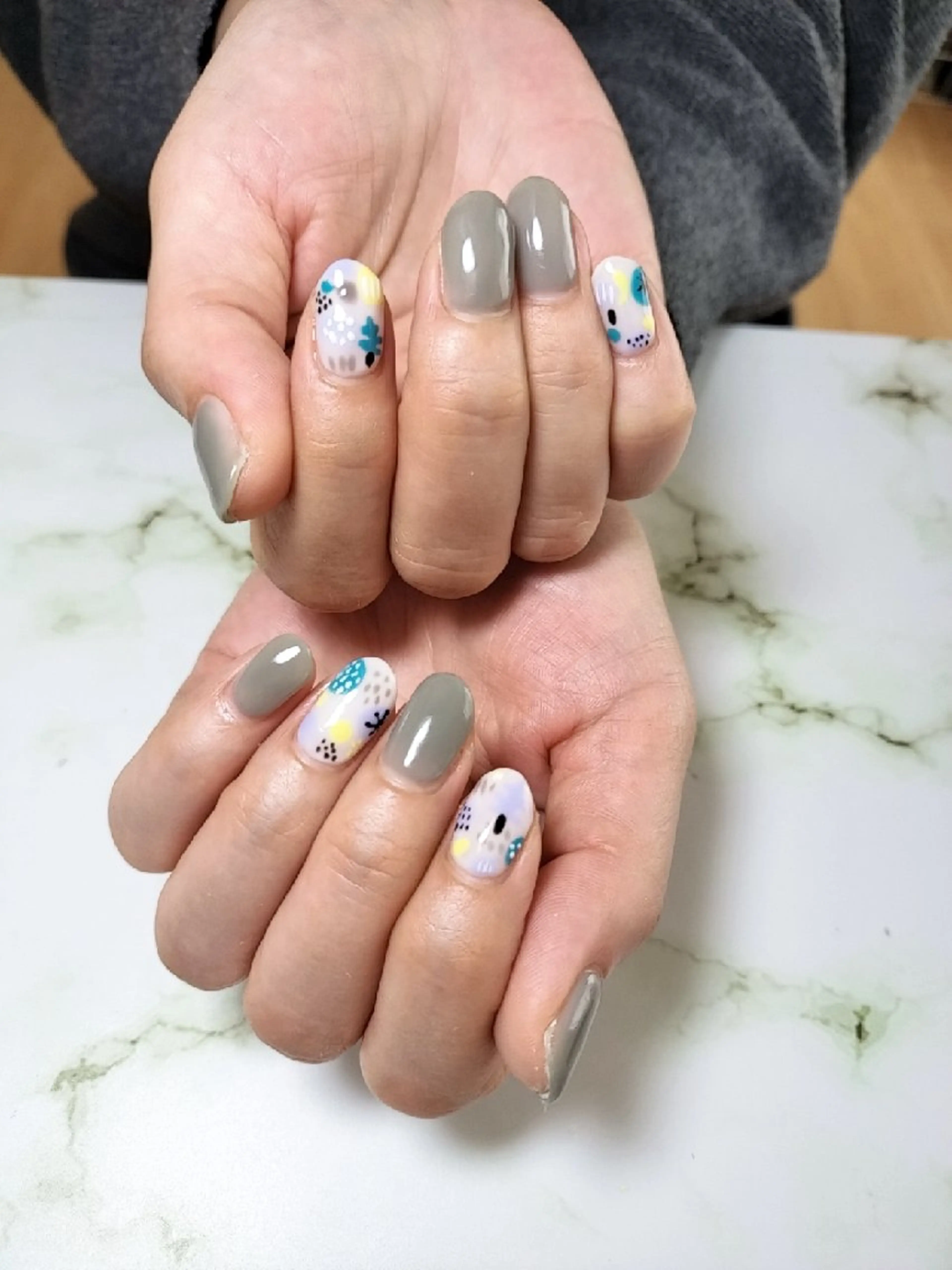 一番人気✨お好きなベースカラー＋4本アート♪（キッズスペースあり）の写真