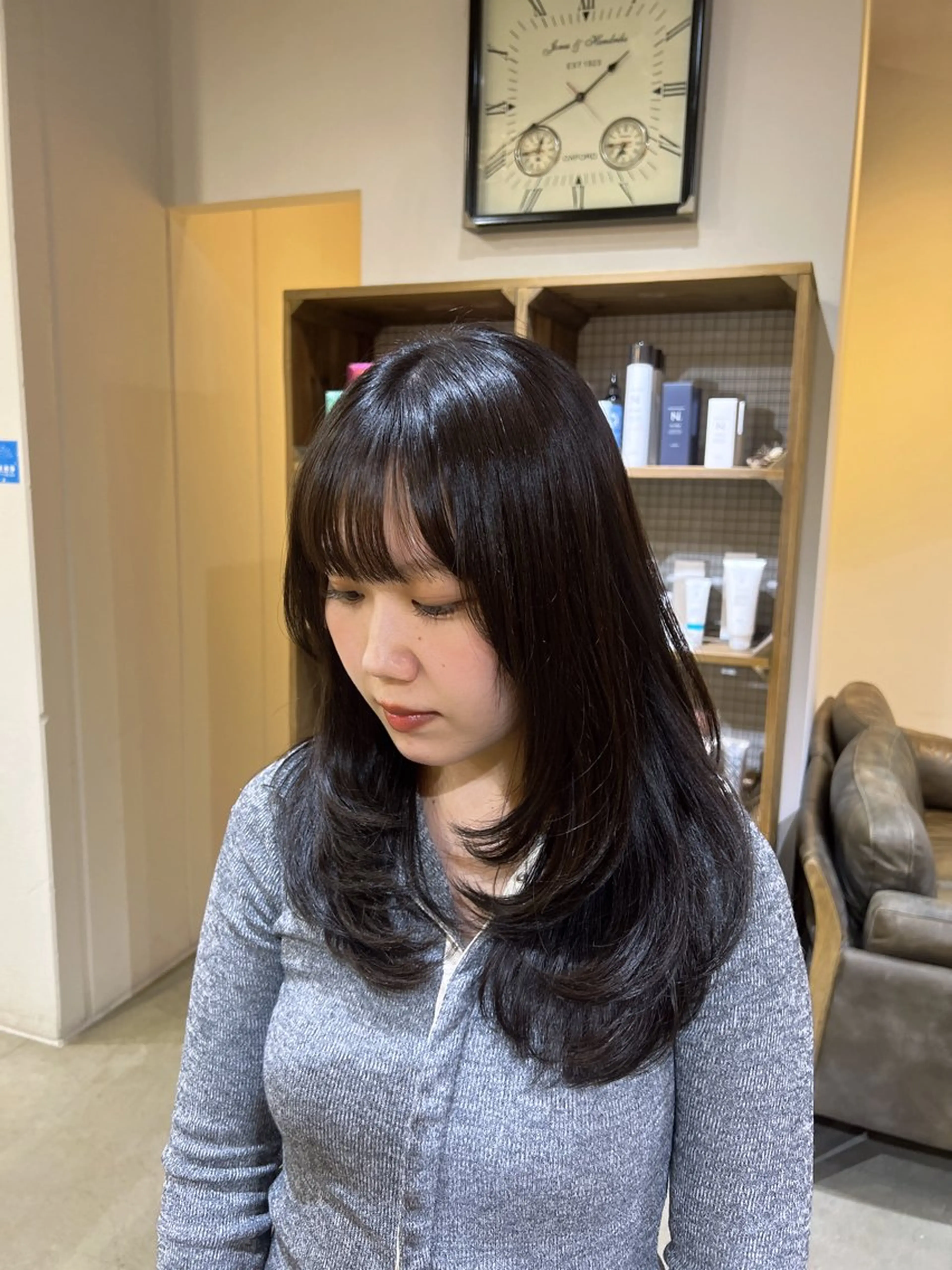 ミディアム カラー 黒髪 グレーブラック 韓国風ヘア レイヤーカット beleefric 🩵黒木芽衣のヘアスタイル