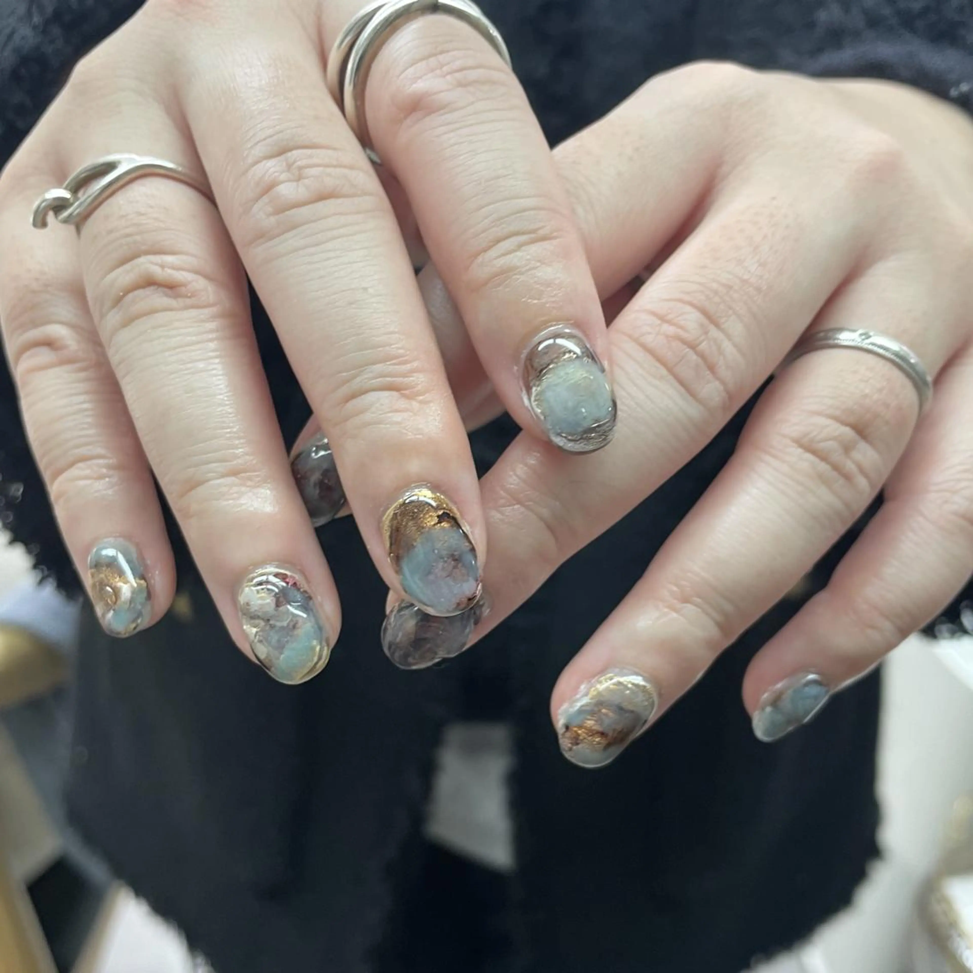 ネイル アートネイル べっ甲ネイル ジェルネイル グリーン キラキラネイル nailstudio eviz新宿店のネイルデザイン