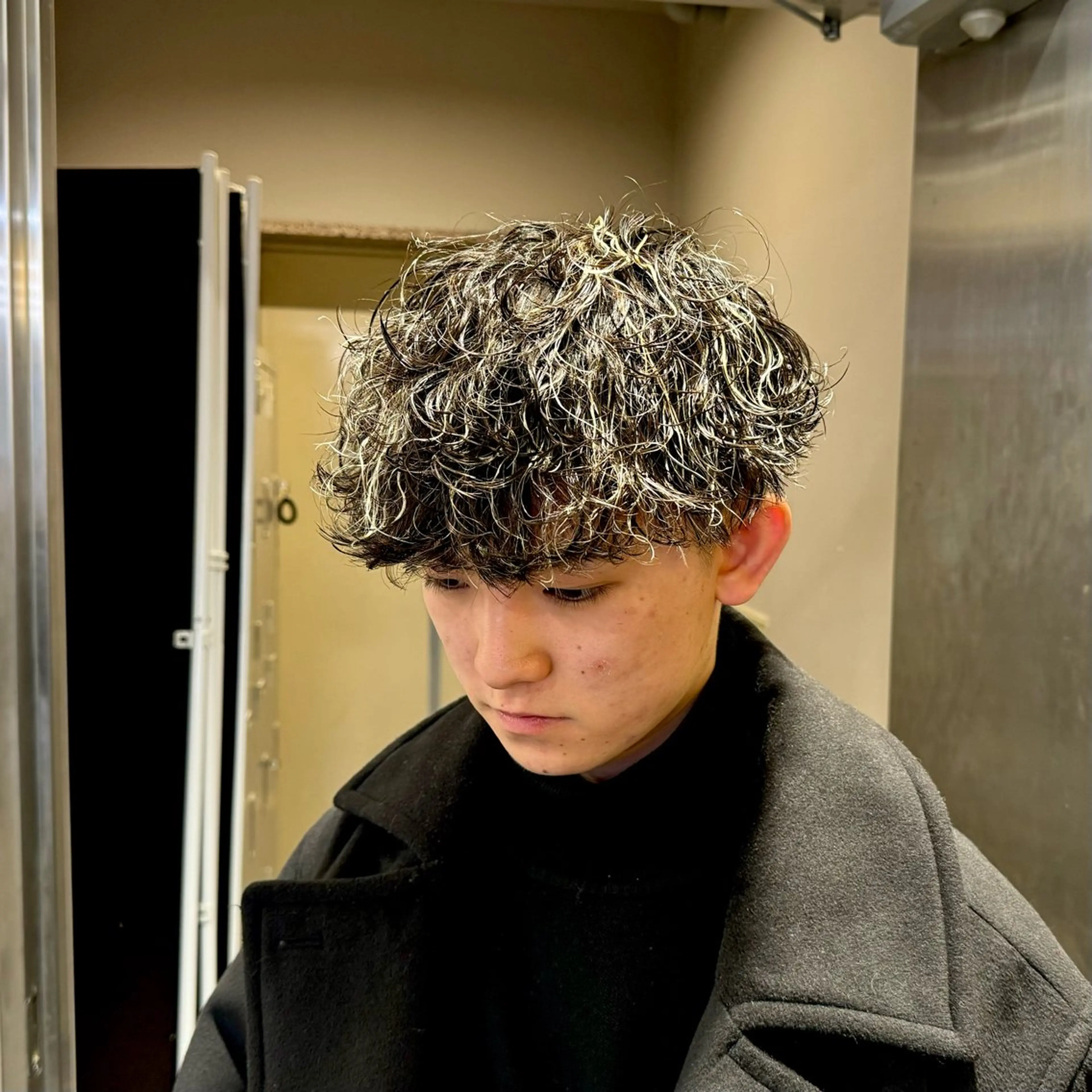 ミディアム カラー パーマ ヘアアレンジ メンズ ミディアムパーマ メンズパーマ 波巻きパーマ カット ヘアカラー パーマ ヘッドスパ ヘアセット 顔まわりカット の達人のヘアスタイル