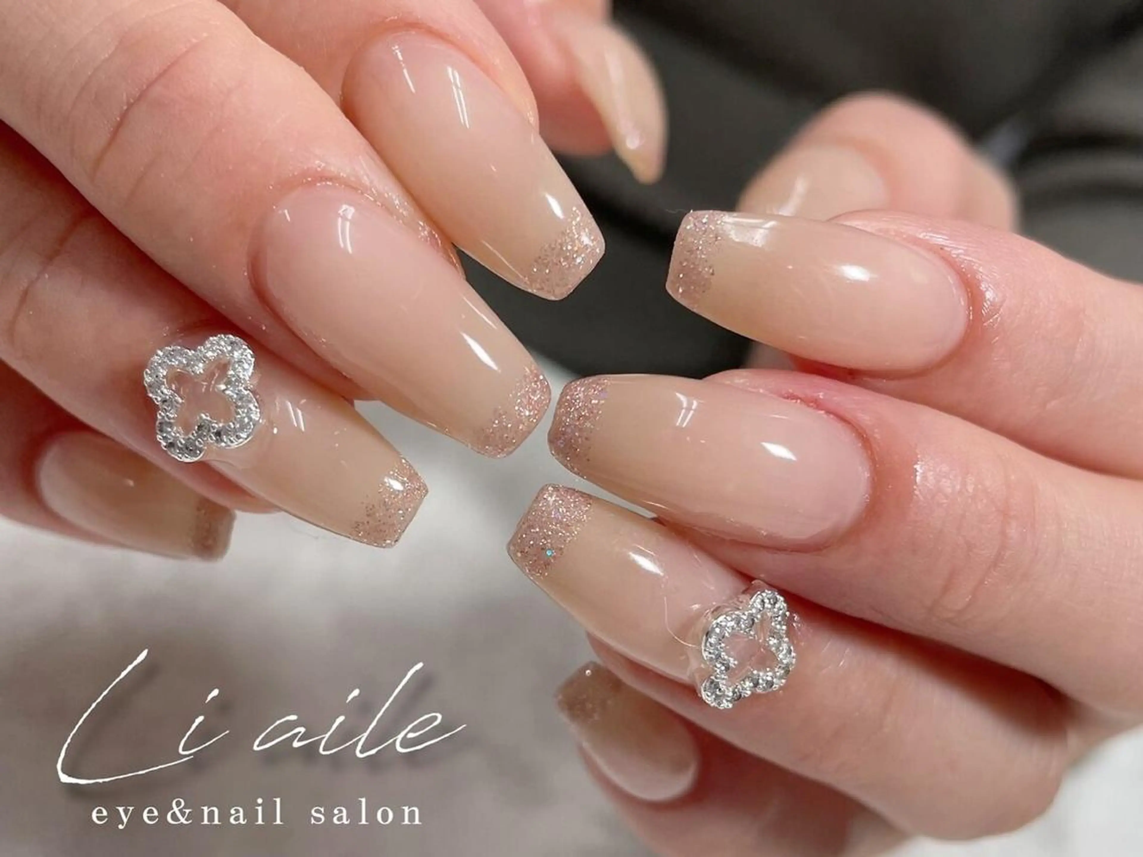 ネイル フレンチネイル ラメ(グリッター) ワンホンネイル Li aile - eye&nailsalon -所属・Li aile 【リエル】上本町店のネイルデザイン