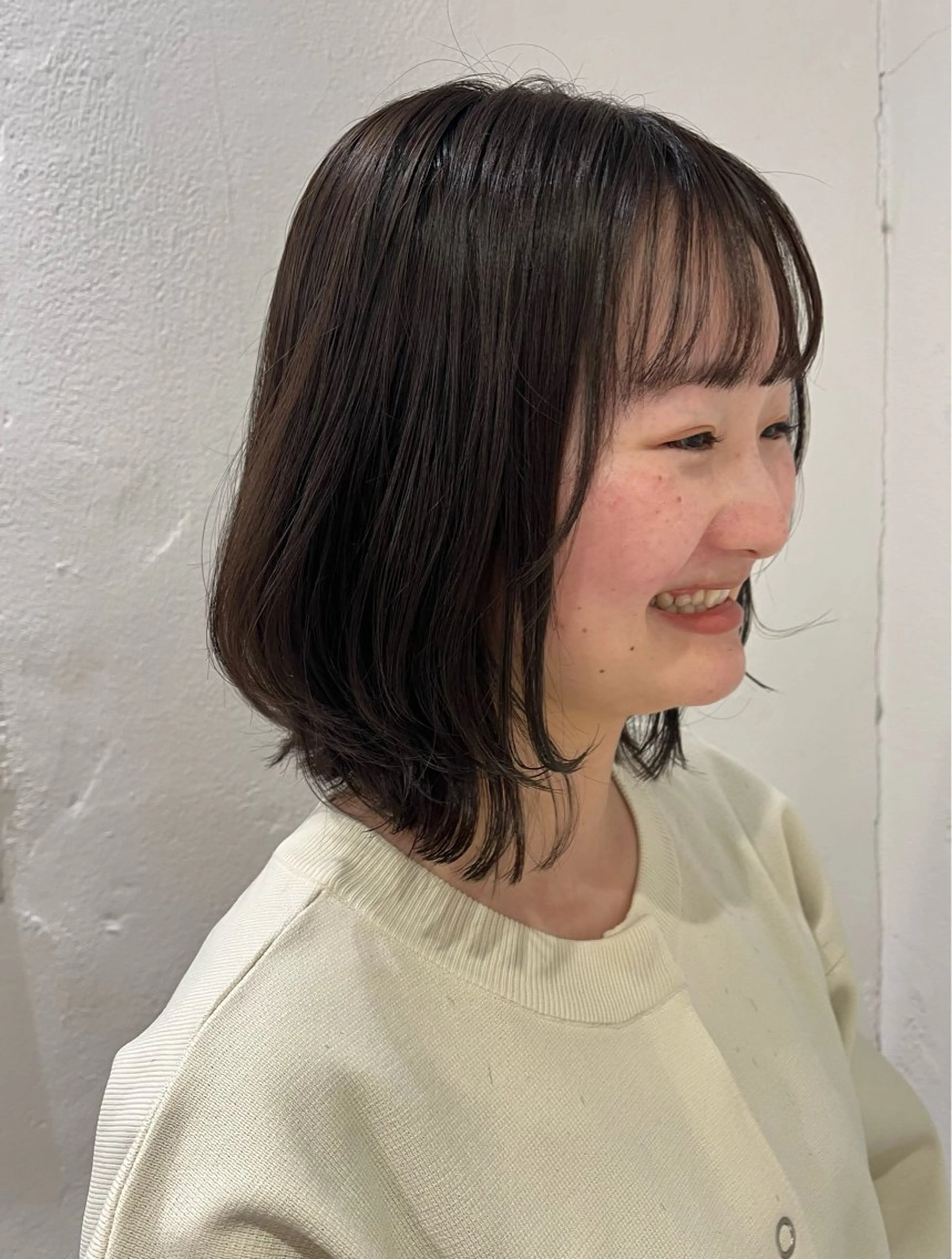 ミディアム カラー ボブレイヤー ベージュカラー ボブ レイヤーカット ボブ／ストレート／ 似合わせカラーのヘアスタイル