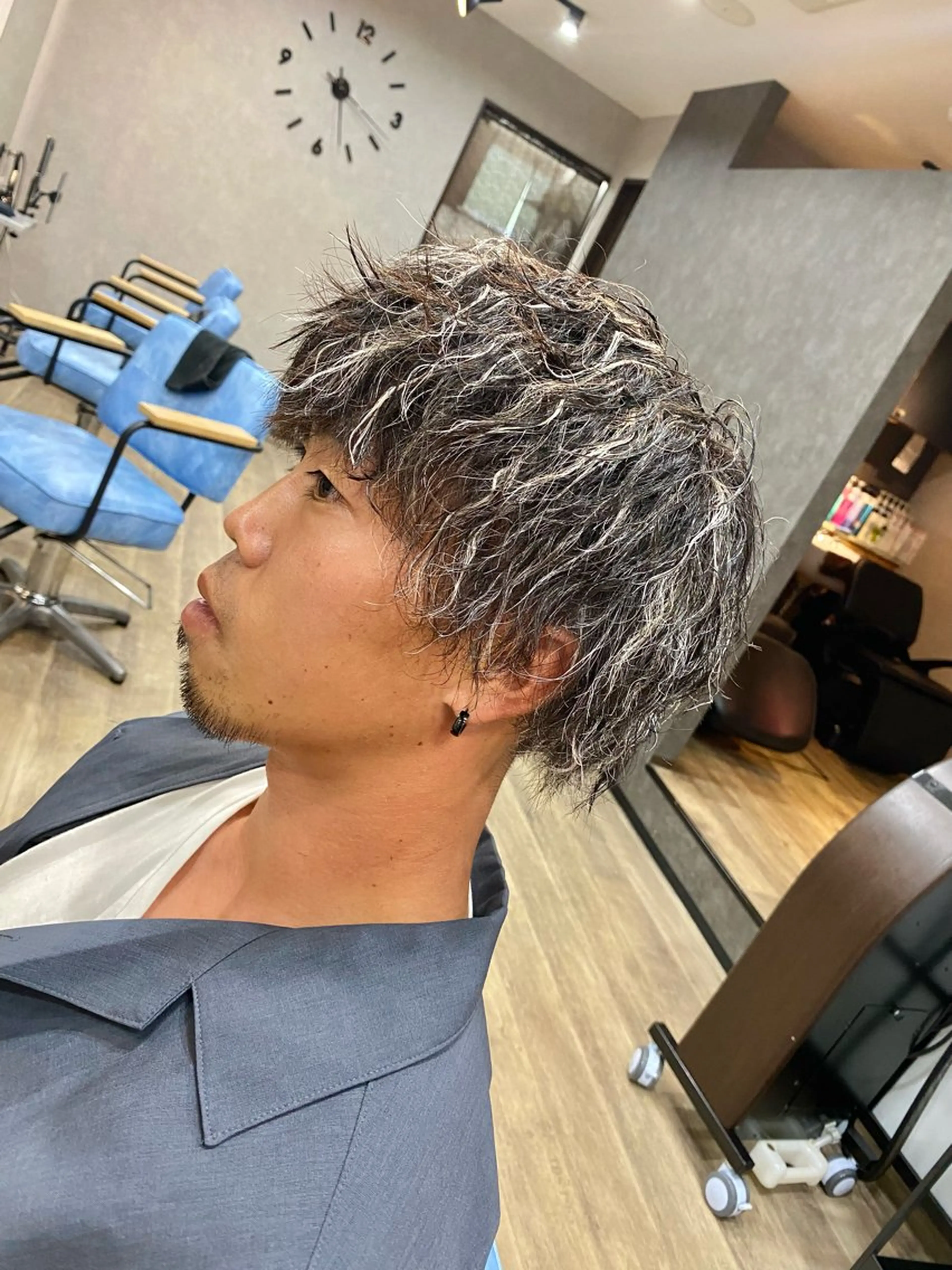 ミディアム カラー パーマ メンズ ミディアムパーマ メンズハイライト メンズパーマ ツイストスパイラルパーマ ハイライトカラー カット ヘアカラー 田口 慎士のヘアスタイル