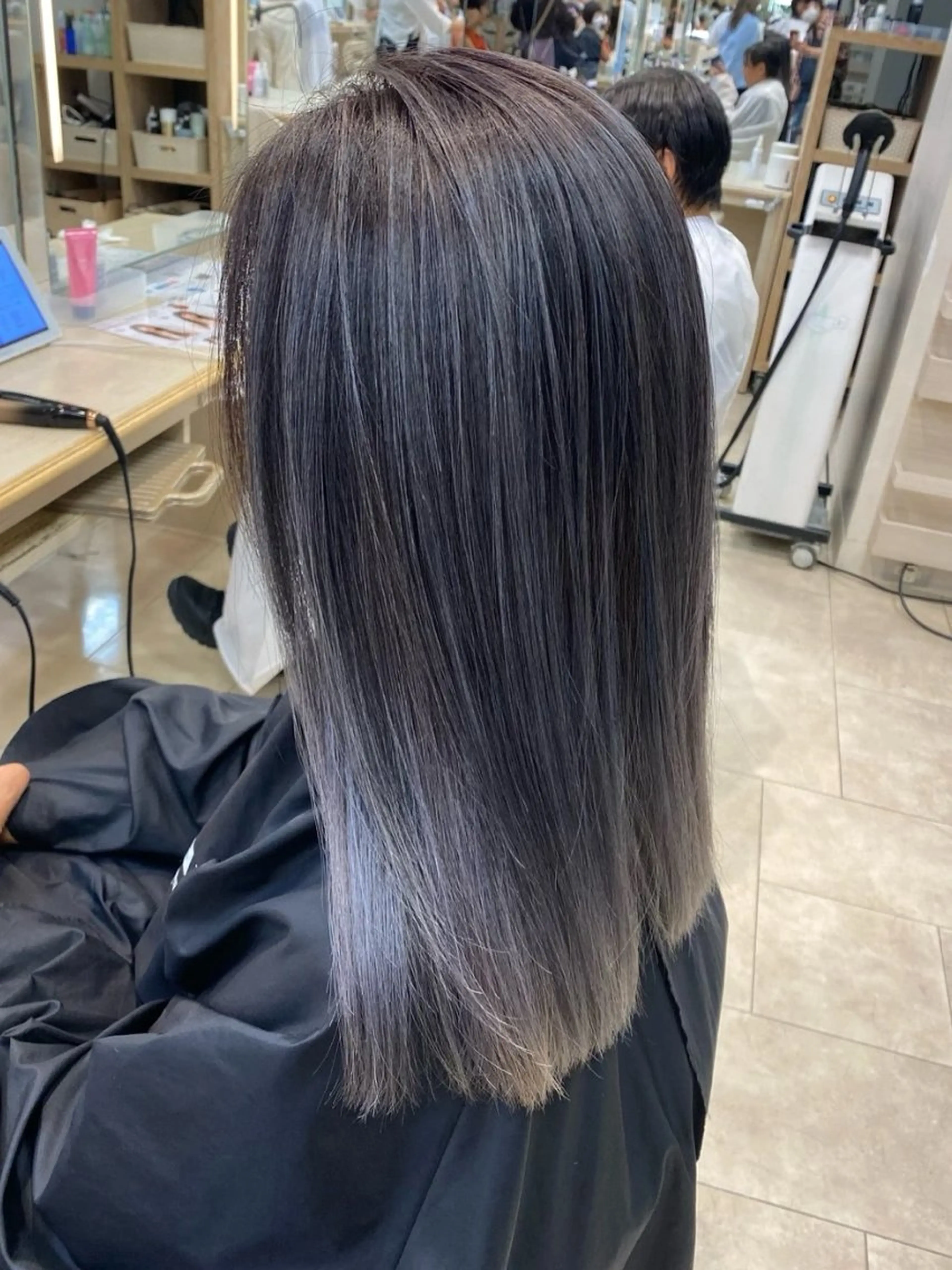 セミロング カラー バレイヤージュ レイヤーカット 銀座メンズNo1🦚 ブリーチ🌿レイヤーのヘアスタイル