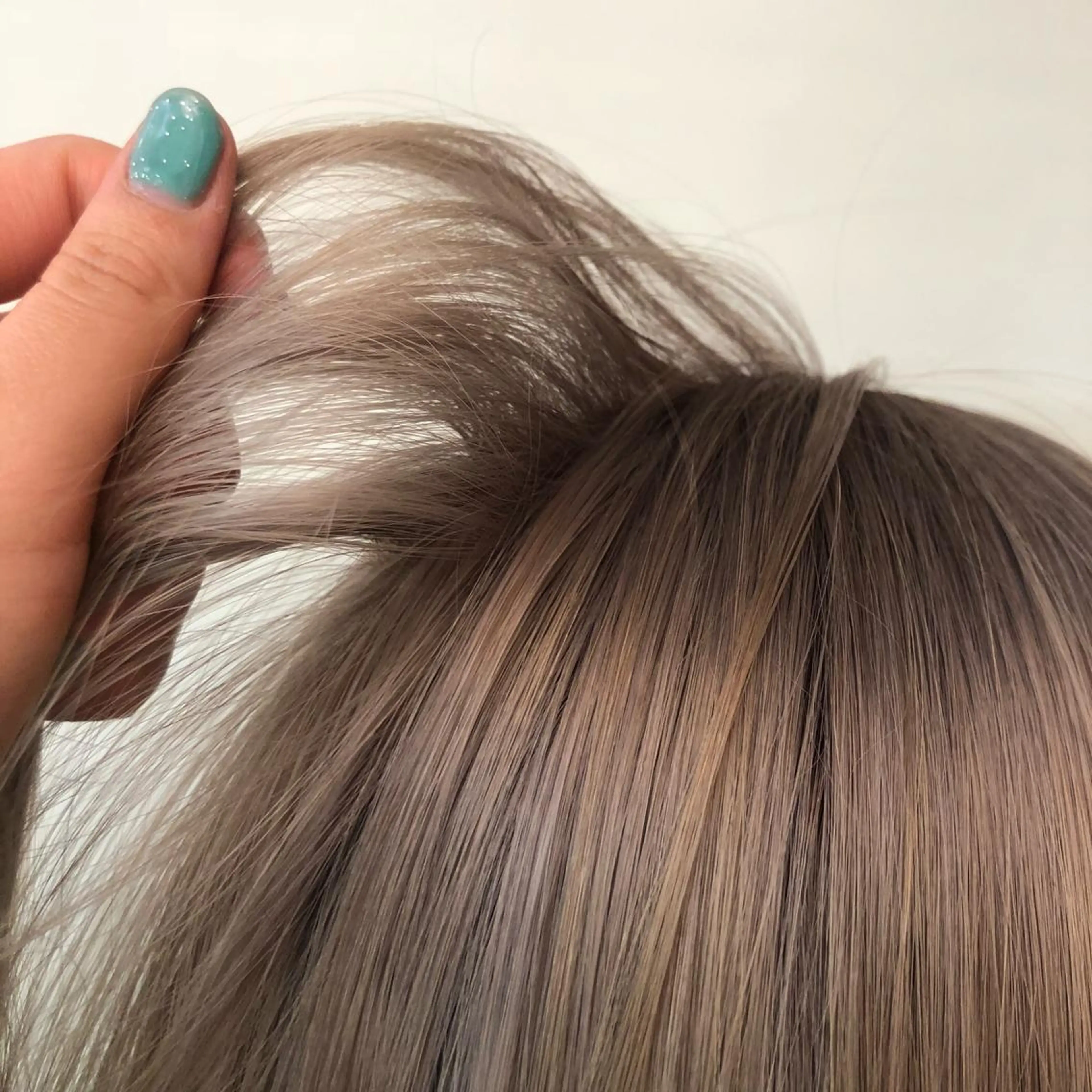 ロング カラー ブリーチ ブロンド ケアブリーチ グレージュ SNSで大バズり‼️ 欧米風ヘア大ヒット中のヘアスタイル