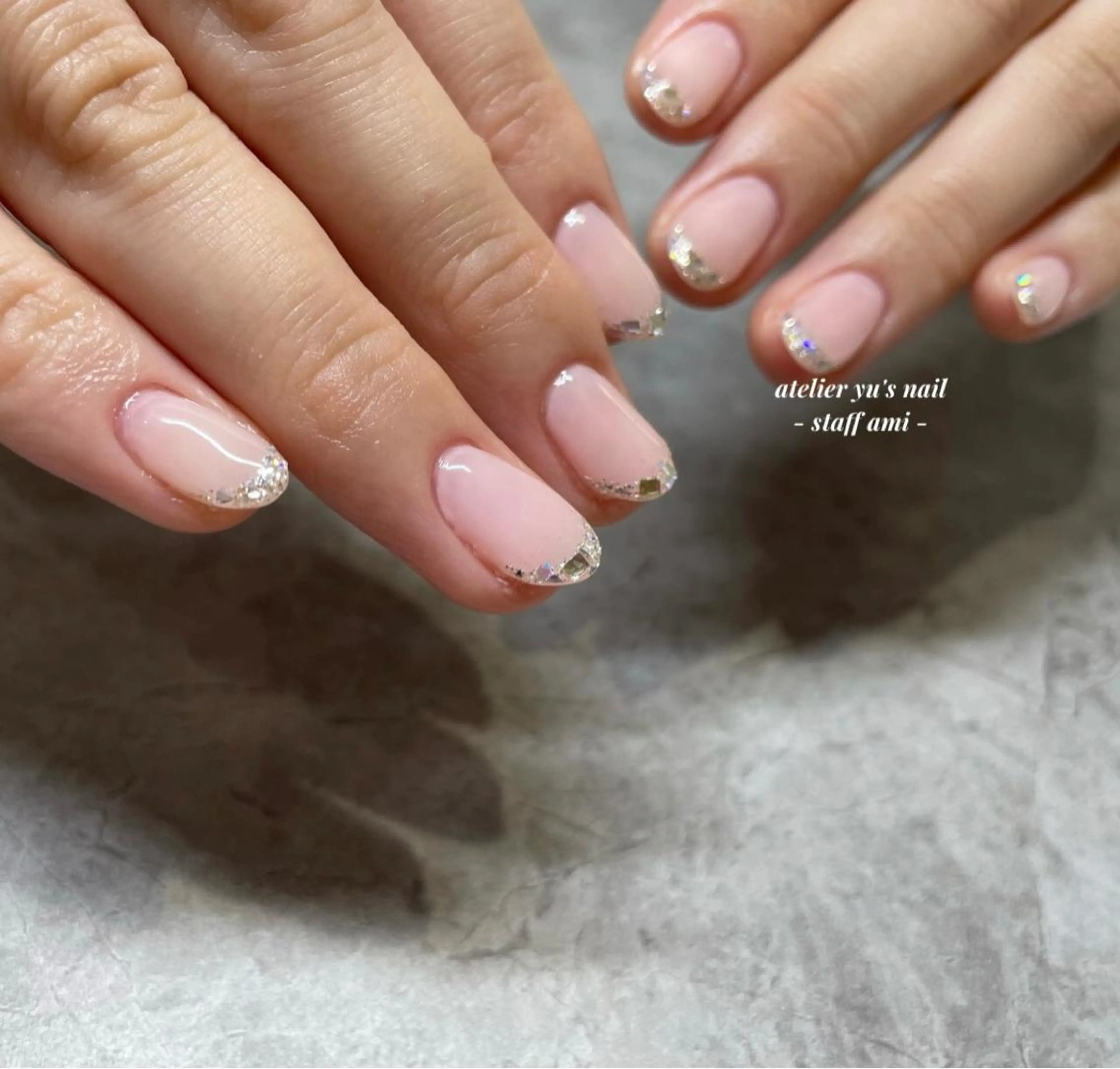 ネイル フレンチネイル ガラスフレンチ ラメ(グリッター) ピンク ハンドネイル ハンドケア atelier yu's nail所属・atelier yu's nailのネイルデザイン