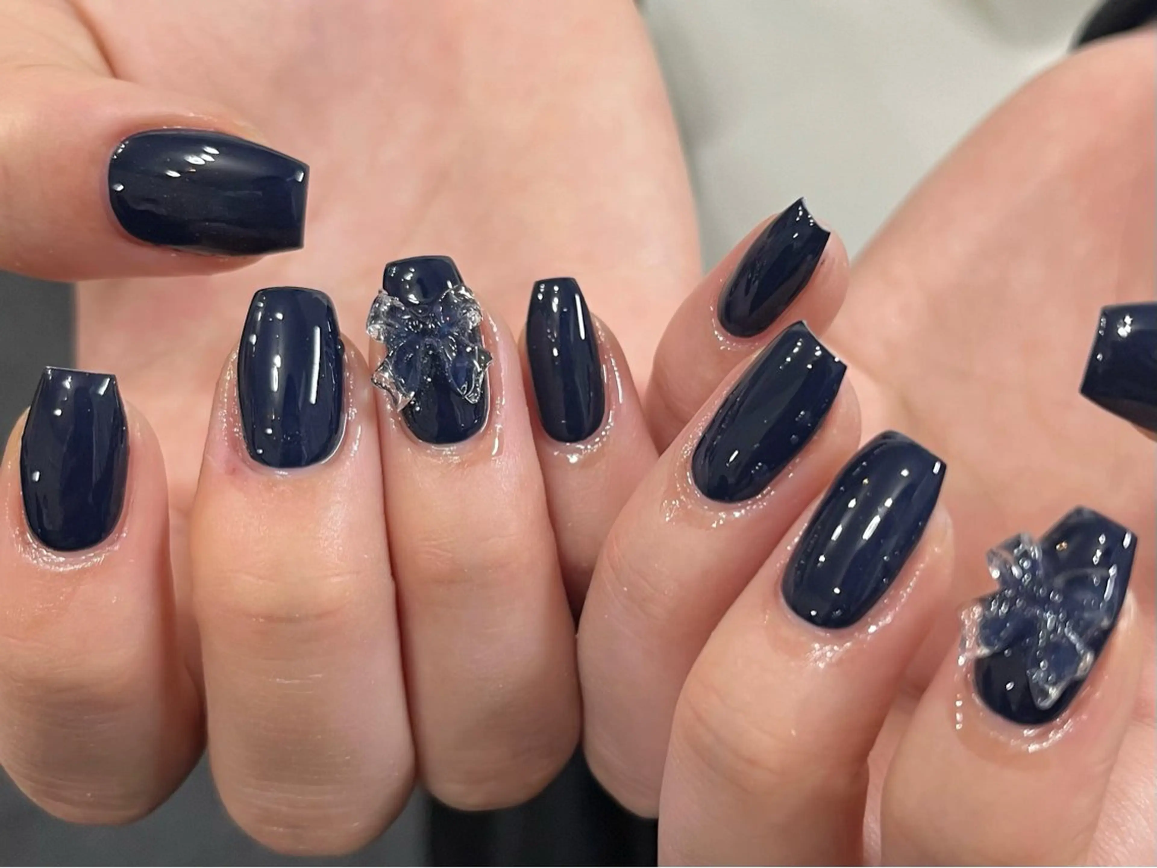 ネイル ネイビー ワンカラーネイル リボン シンプルネイル ハンドネイル ハンドケア 🎀NAIL🎀 AI🪄︎︎◝✩のネイルデザイン