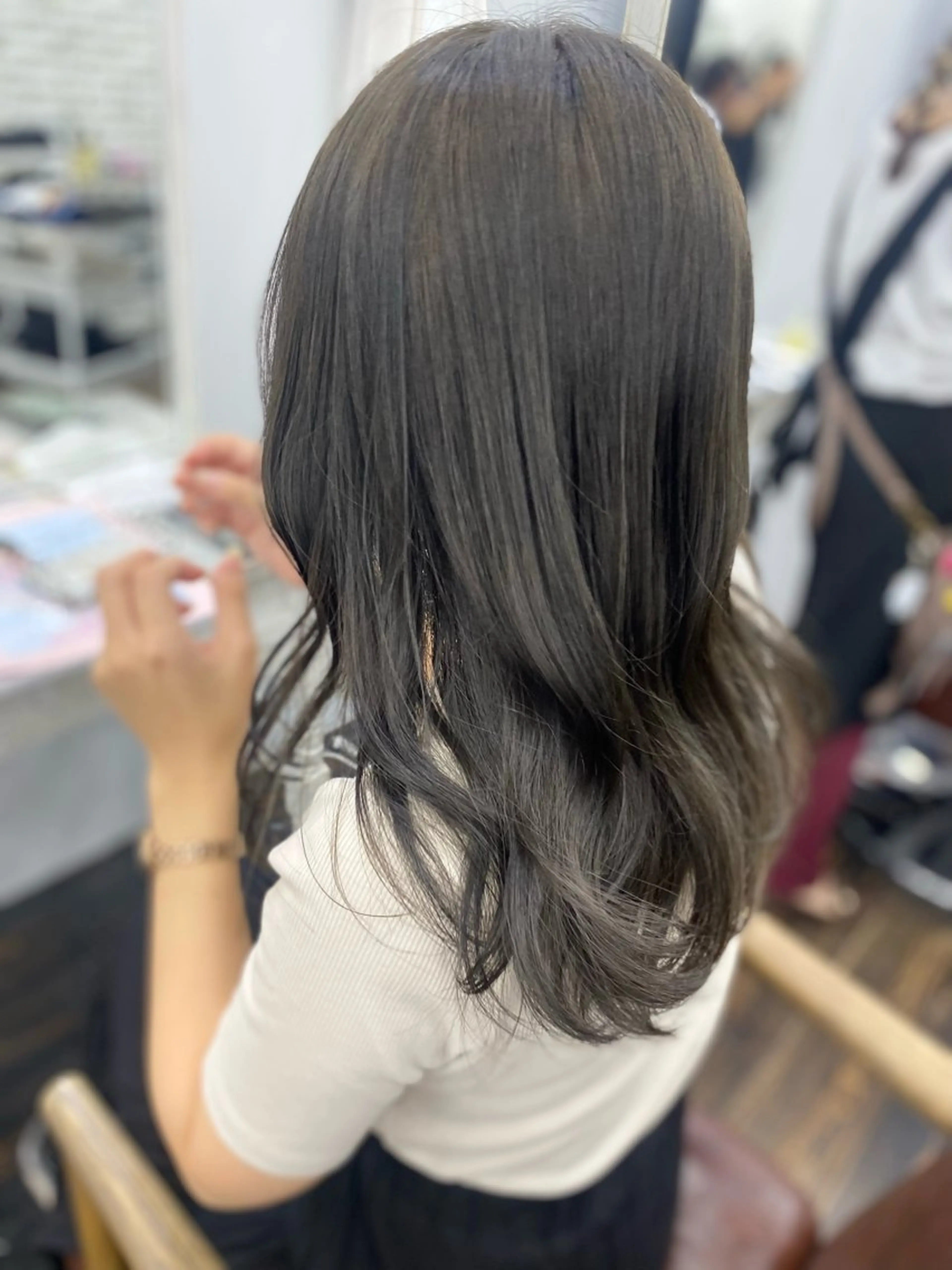 ロング カラー グレージュ オリーブグレージュ オリーブグレー カット ヘアカラー トリートメント anli所属・tomomi /レイヤーカットのヘアスタイル
