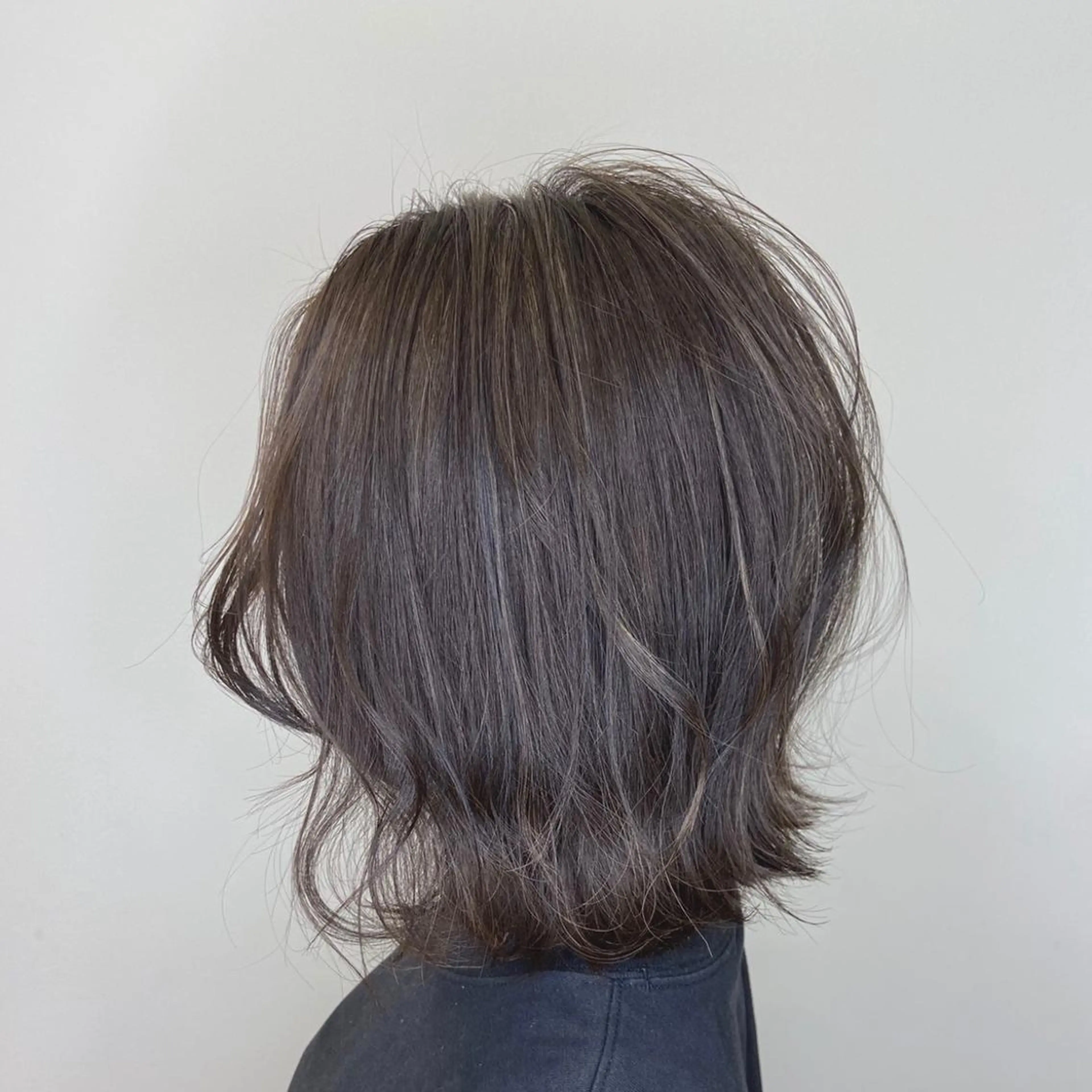 ショート アッシュ ボブ ハイライト 峯 志帆のヘアスタイル