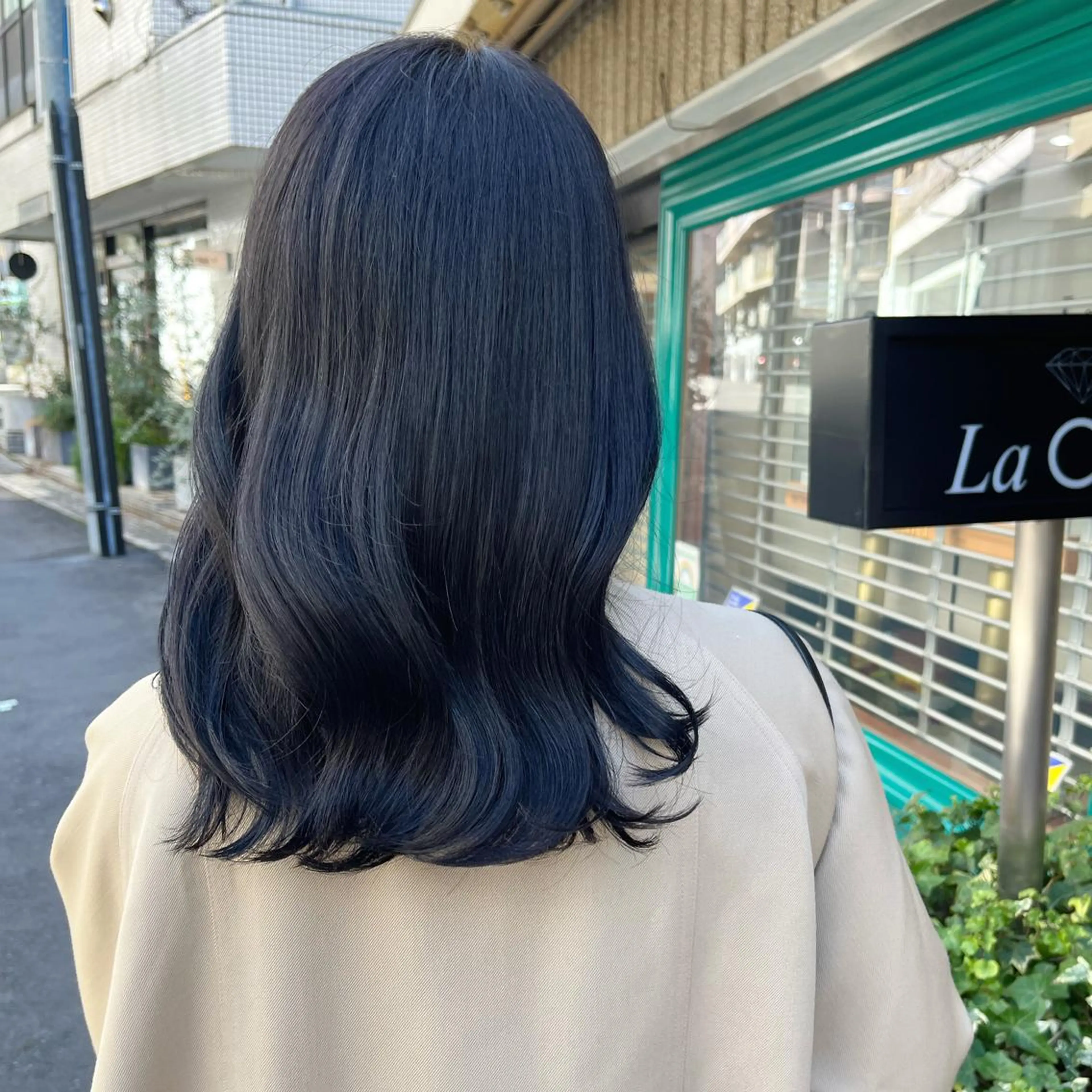 ミディアム カラー アッシュ アッシュグレー アッシュグレージュ グレージュ ネイビーカラー カット ヘアカラー トリートメント ヘッドスパ ヘアセット カジュアルを女っぽく 𝗮𝘆𝗮𝗰𝗼のヘアスタイル