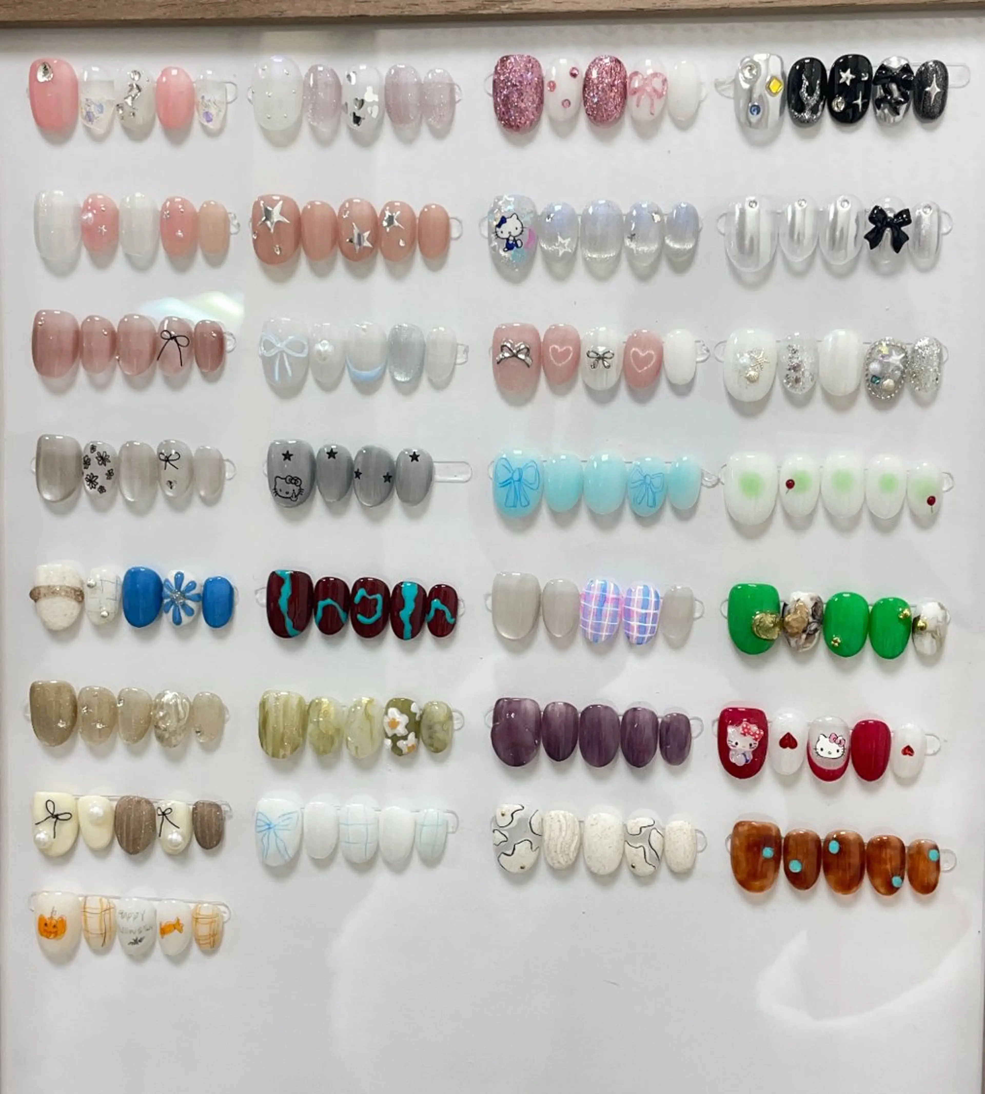 秋の定額ネイル店内サンプあり　新規オフ無料の写真