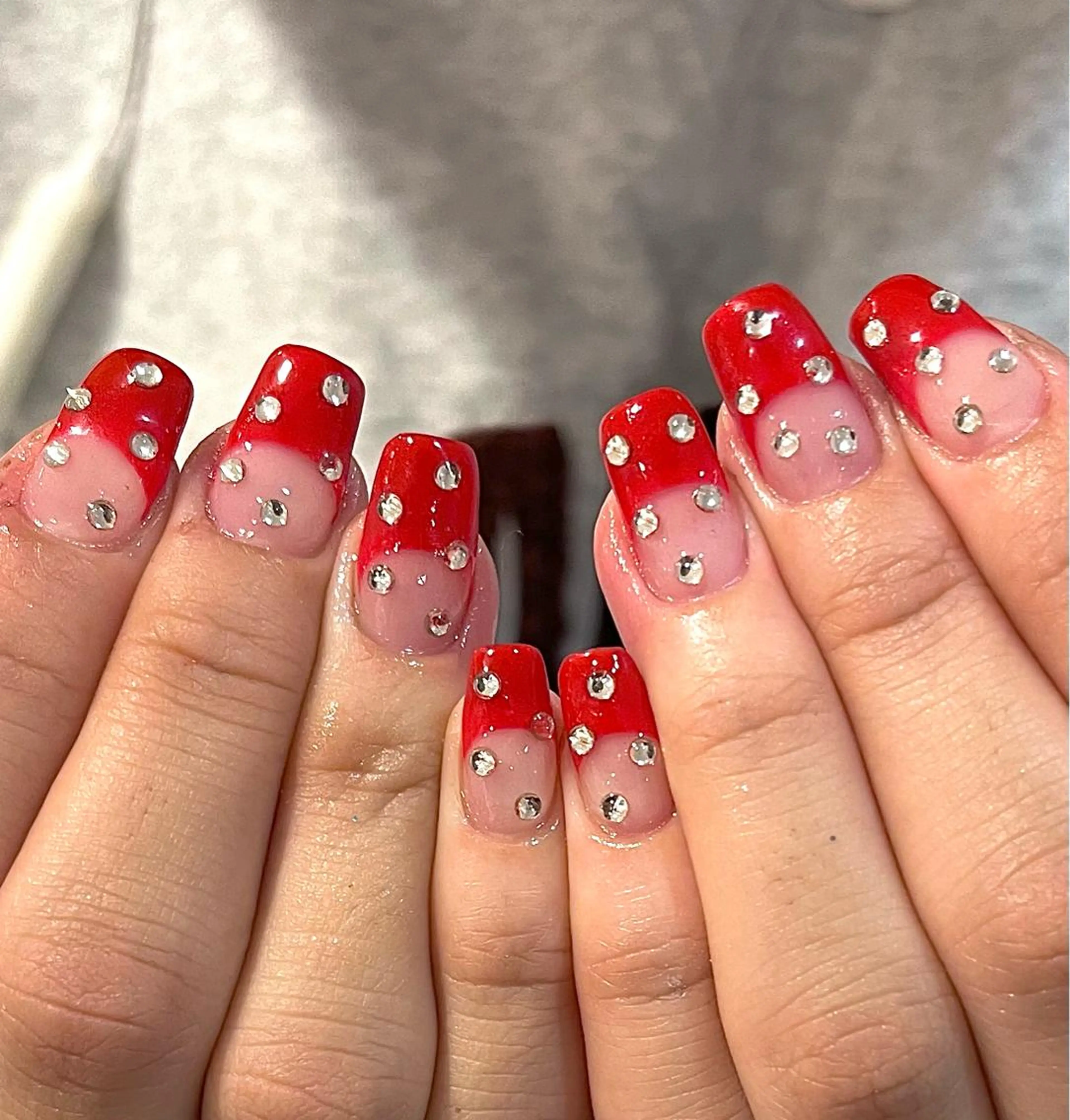ネイル フレンチネイル キラキラネイル 韓国ネイル 赤色 スクエアネイル ハンドネイル para ☀︎ sol by BECK所属・Para Sol nail　Maoのネイルデザイン