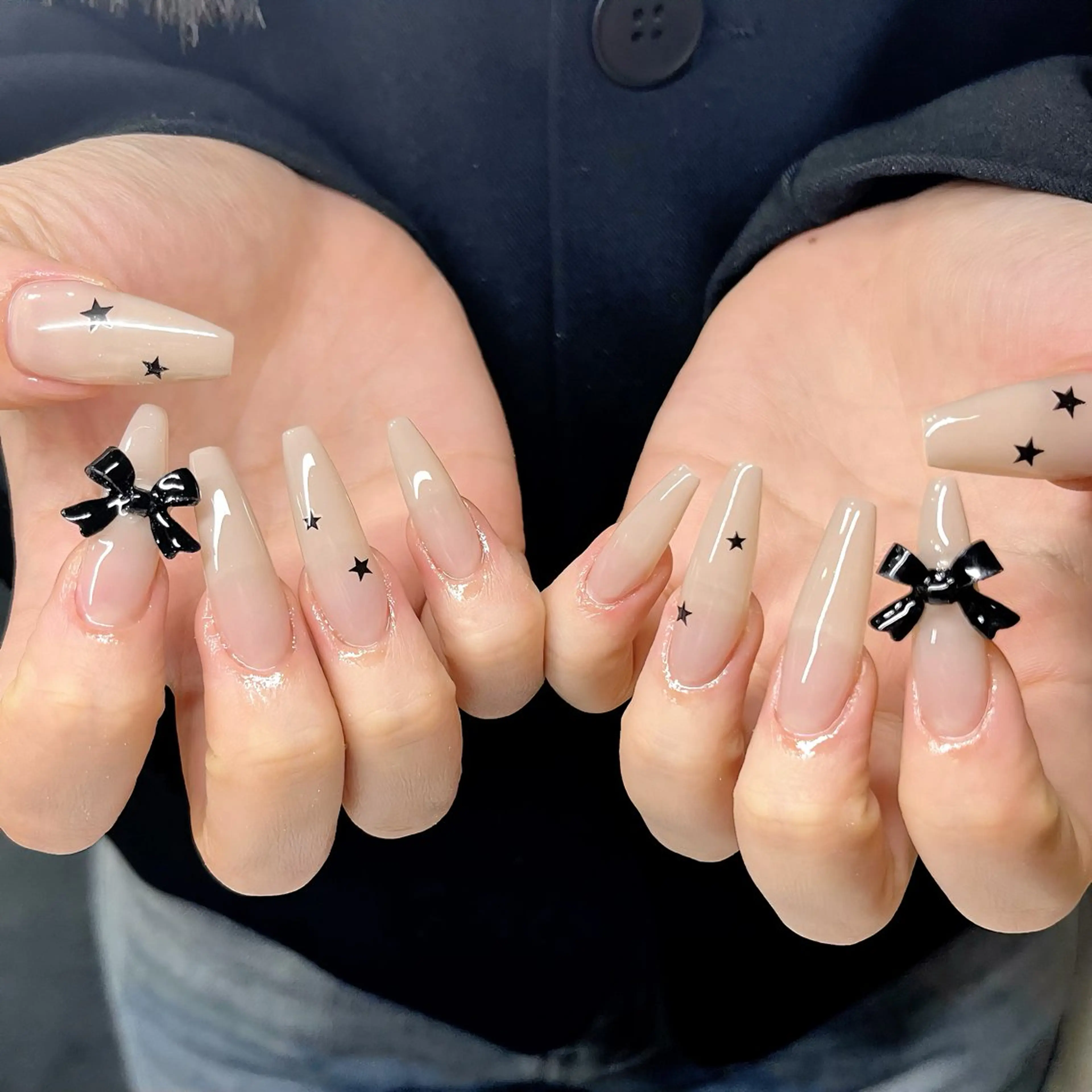 ネイル ブラウン ワンカラーネイル リボン シルバー ワンホンネイル ハンドネイル 🫧OPELIA NAIL渋谷🫧のネイルデザイン