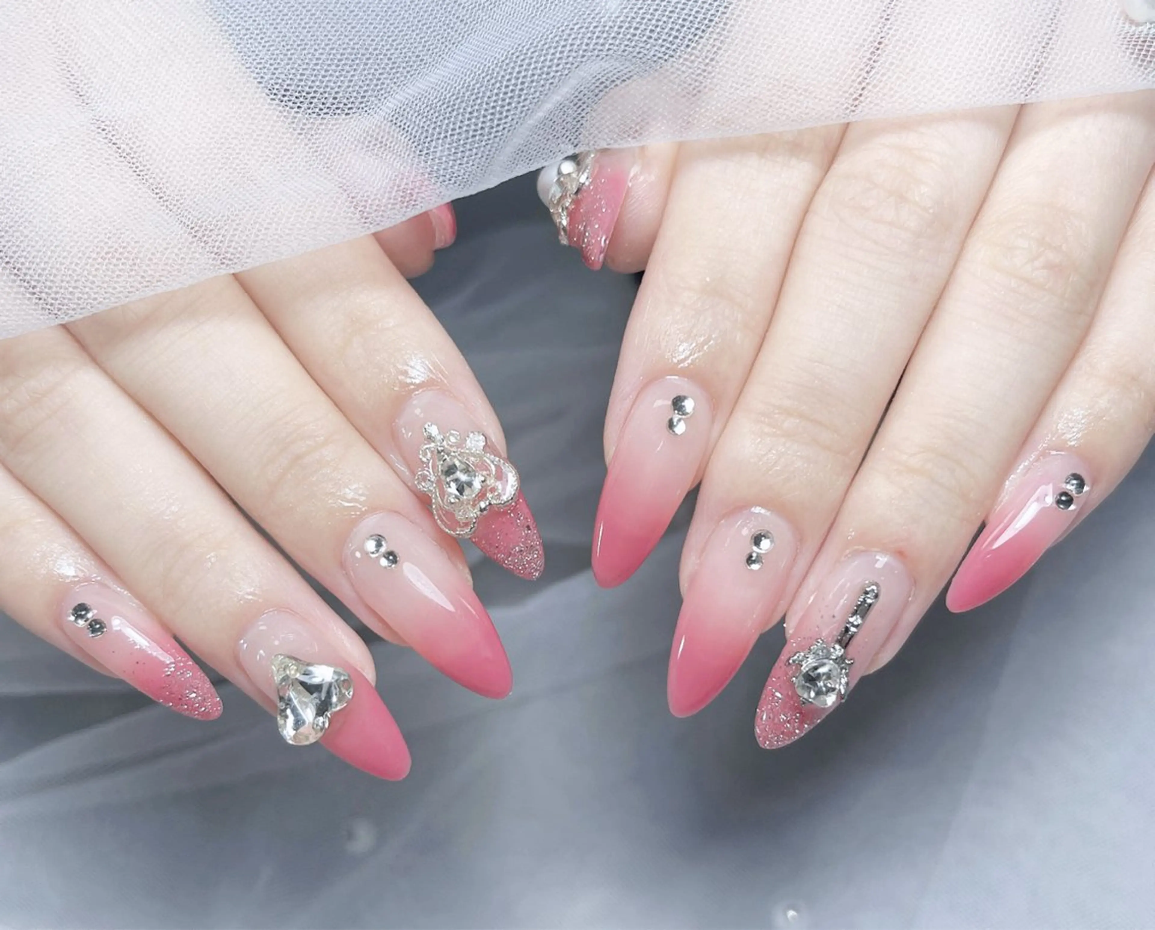 ネイル オーロラネイル クリアネイル フラッシュネイル ジェルネイル グラデーション ハンドネイル Amee Nailsalon所属・Amee Nailsalonのネイルデザイン
