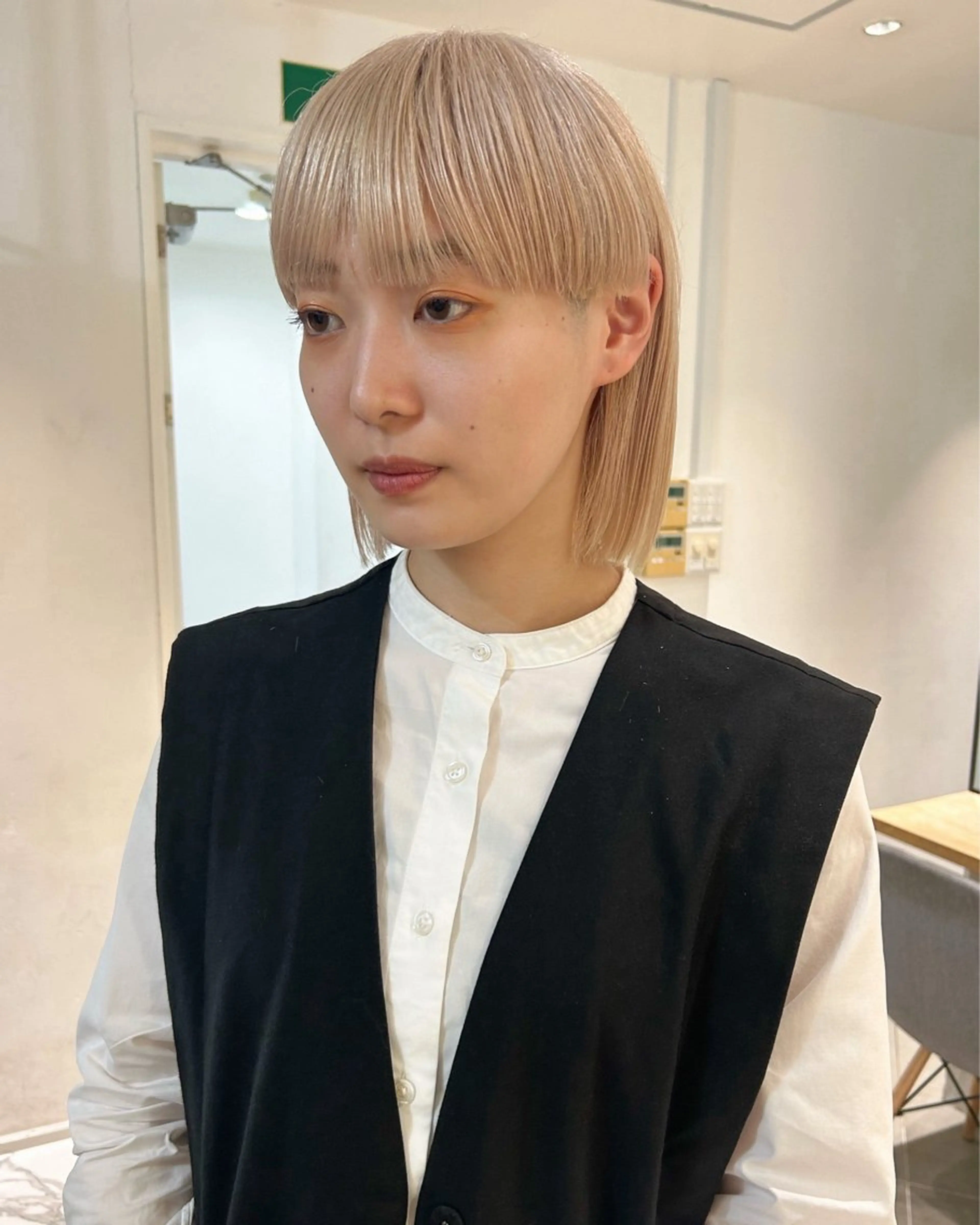 ショート カラー ハイトーンカラー ワイドバング カット ヘアカラー トリートメント Loom.所属・村上雅人 ナチュラルモードのヘアスタイル