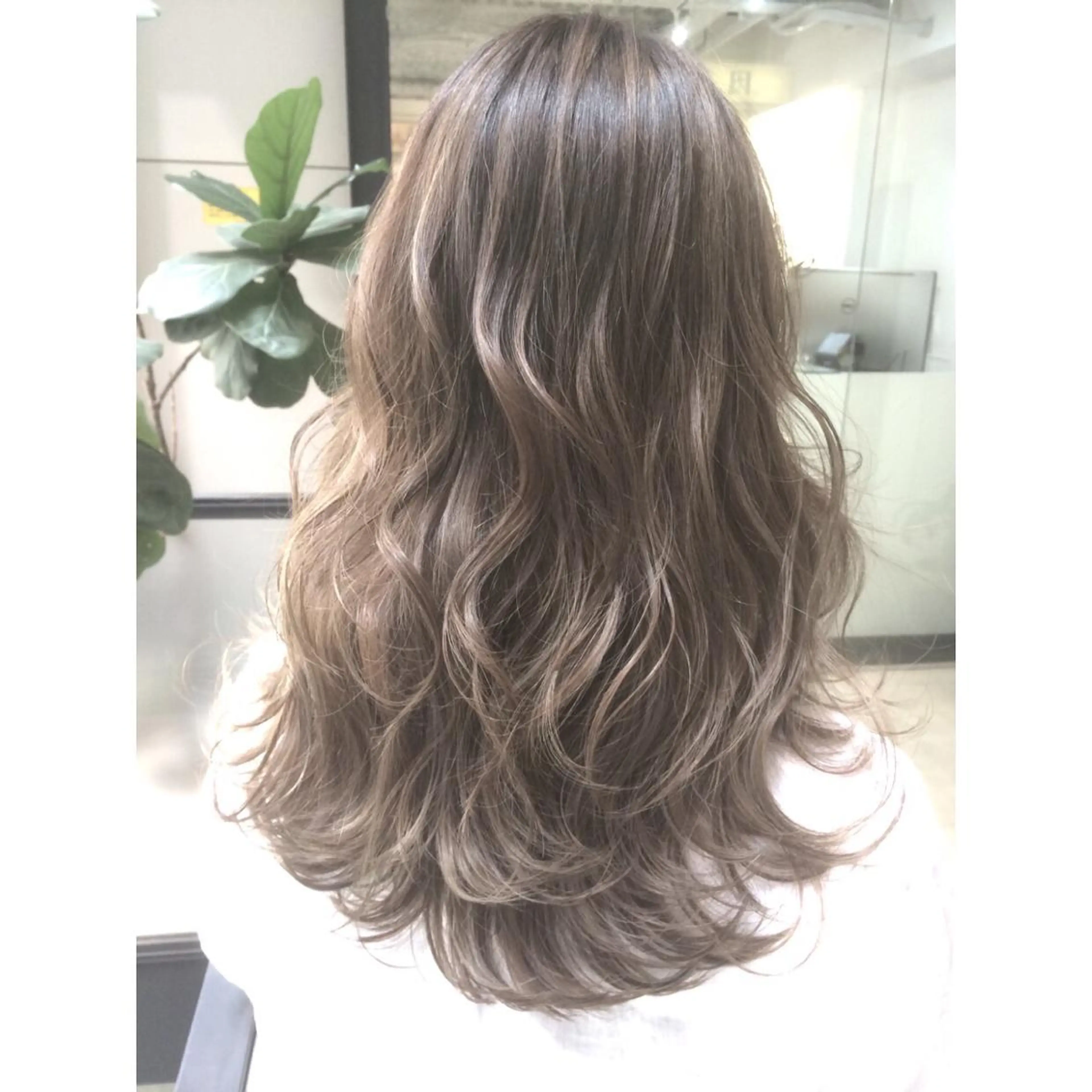 ロング カラー ベージュカラー ハイライトカラー 3Dハイライト ハイライト カット ヘアカラー トリートメント 井上 一平のヘアスタイル