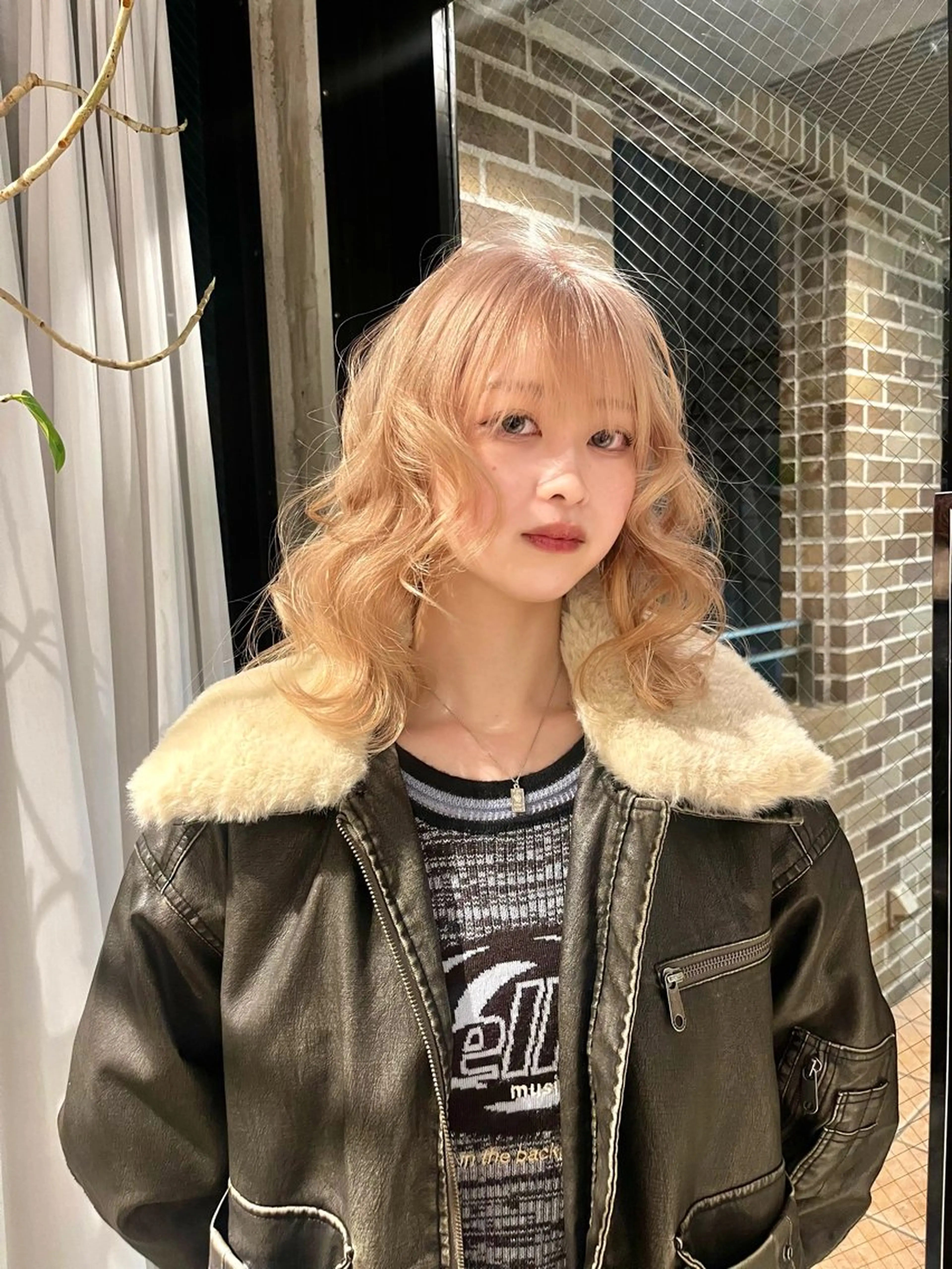 カラー ウルフとハイトーン オタク美容師のユウトのヘアスタイル