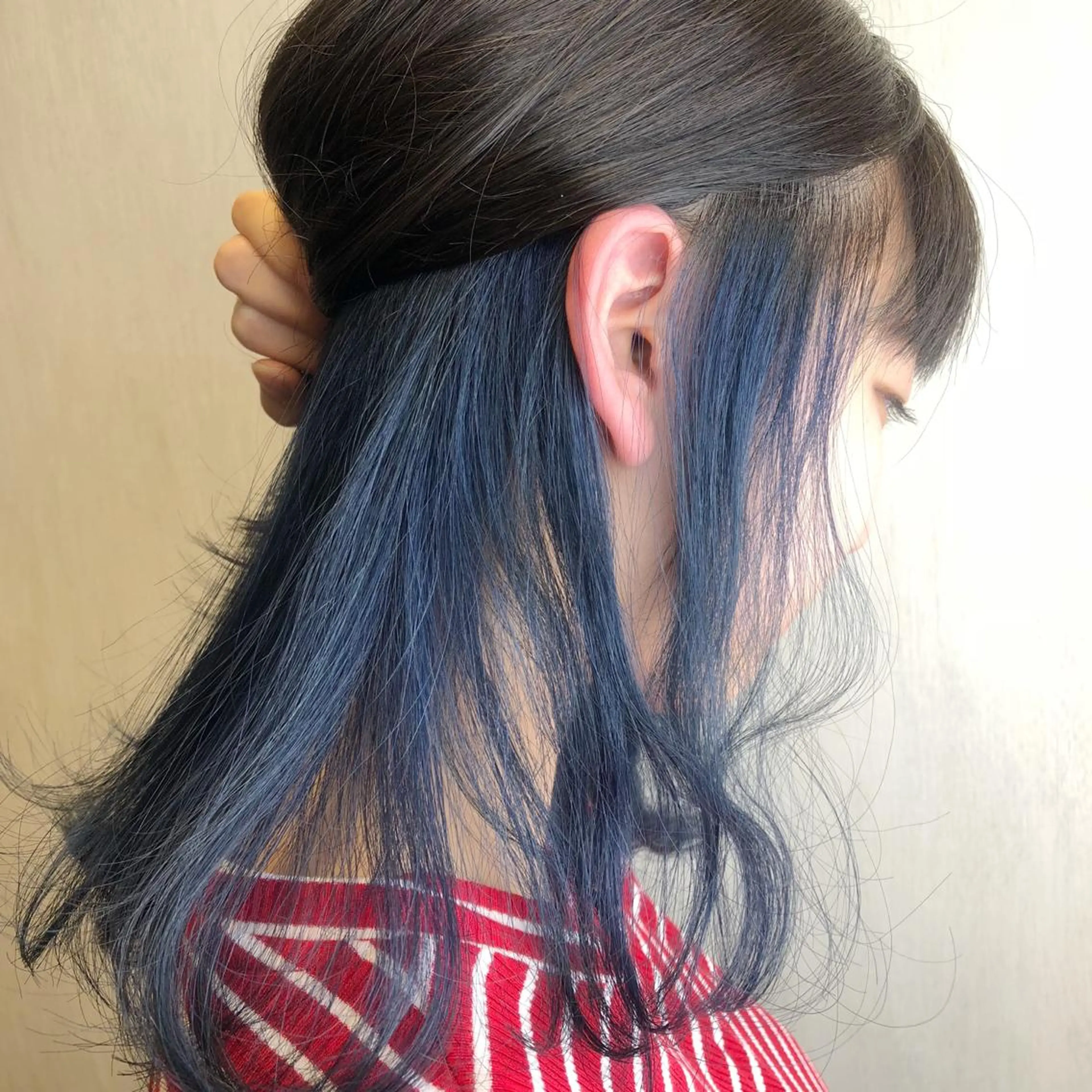 セミロング カラー ブリーチ ブルーカラー ケアブリーチ ダブルカラー インナーカラー インナーカラー/推し アニメカラー/ウルフのヘアスタイル