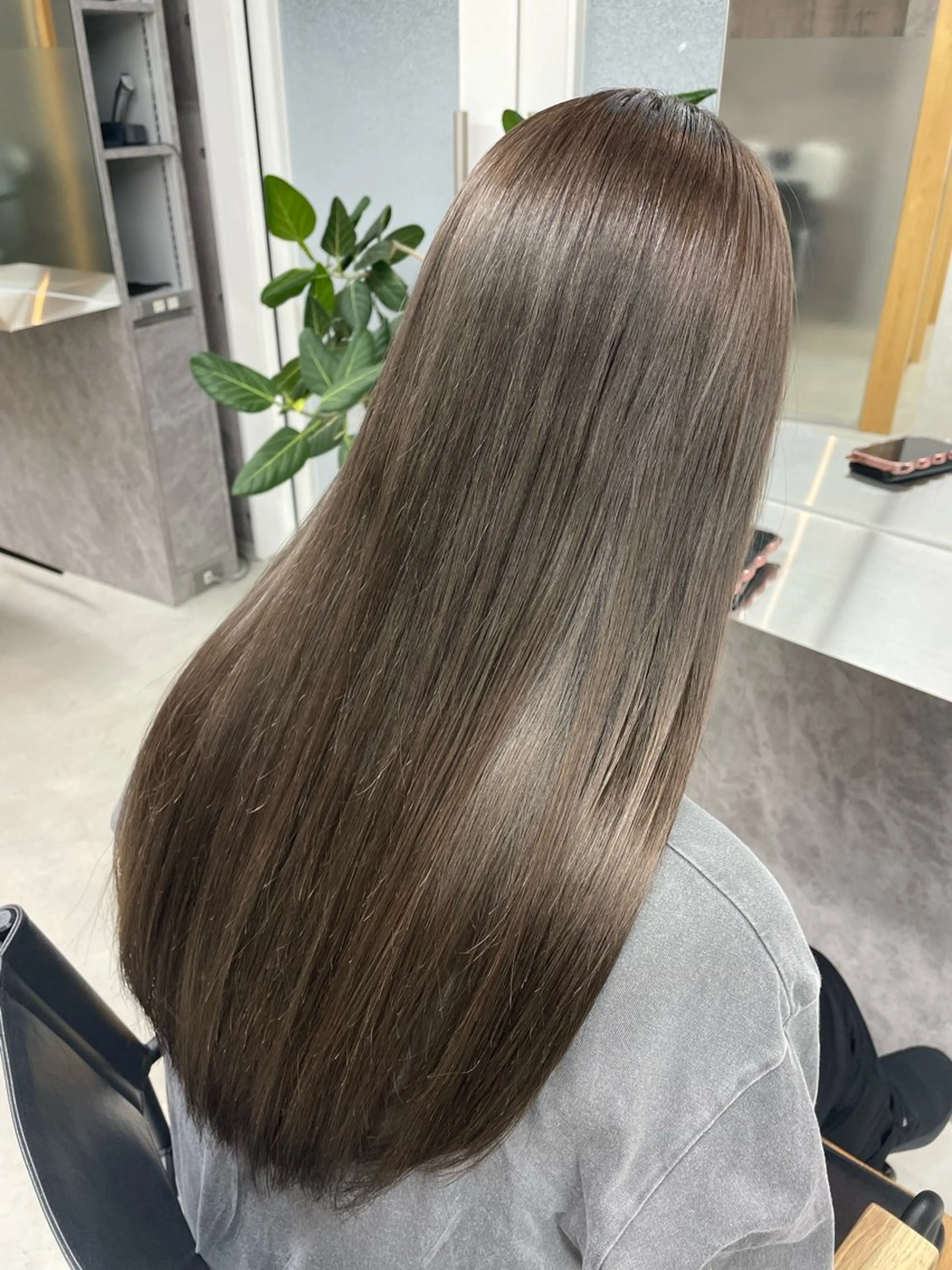 ロング カラー ブリーチ グレージュ オリーブグレージュ オリーブグレー 錦 茉李のヘアスタイル