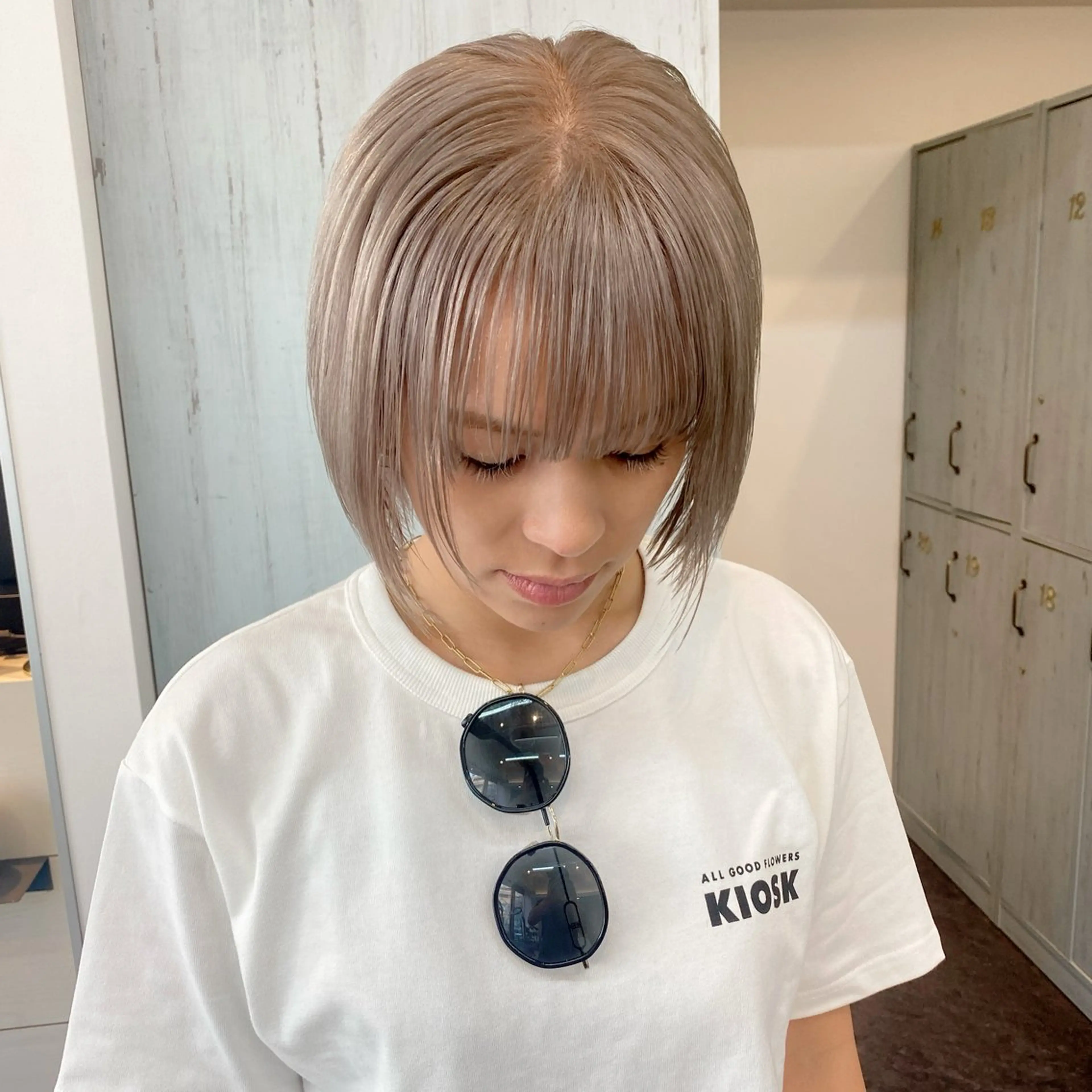 ミディアム カラー 切りっぱなしボブ グレージュ ボブ ✨原宿ハイトーン ブリーチ職人菊池のヘアスタイル