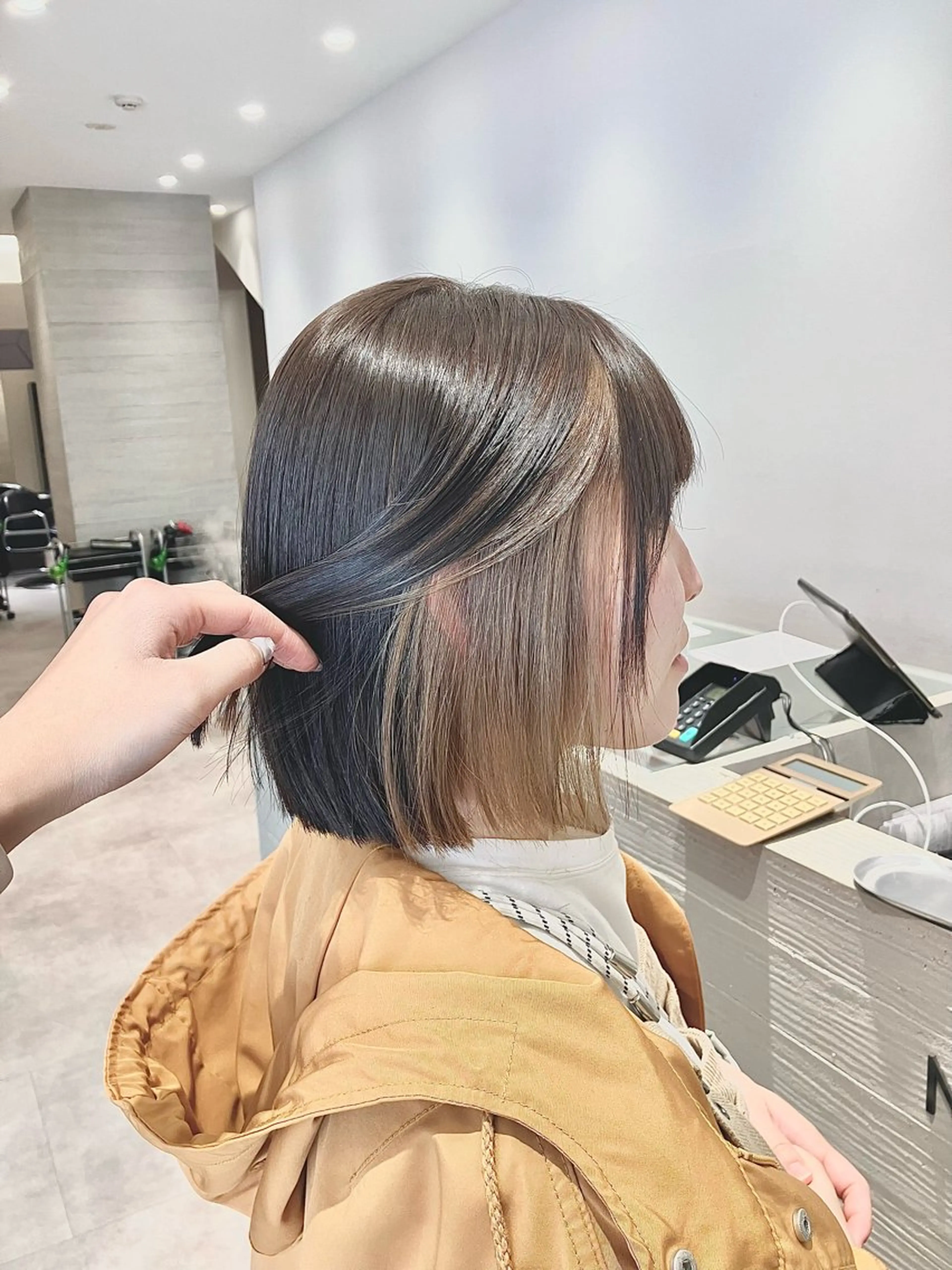 ショート カラー ベージュカラー オリーブベージュ ボブ サキ🤍ハイトーン 🩰くびれ巻きヘアのヘアスタイル