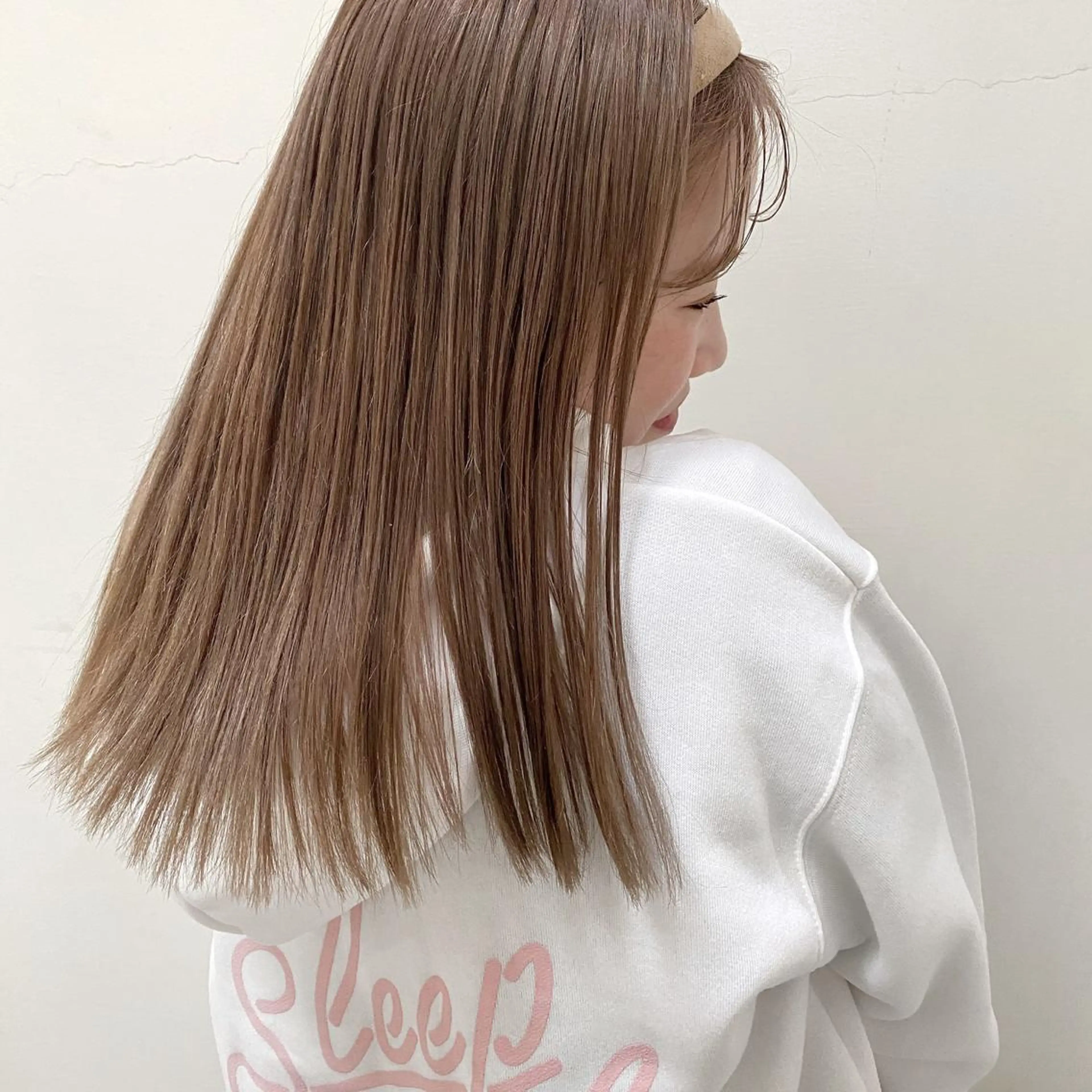セミロング ブリーチなしカラー レイヤーカットのヘアスタイル