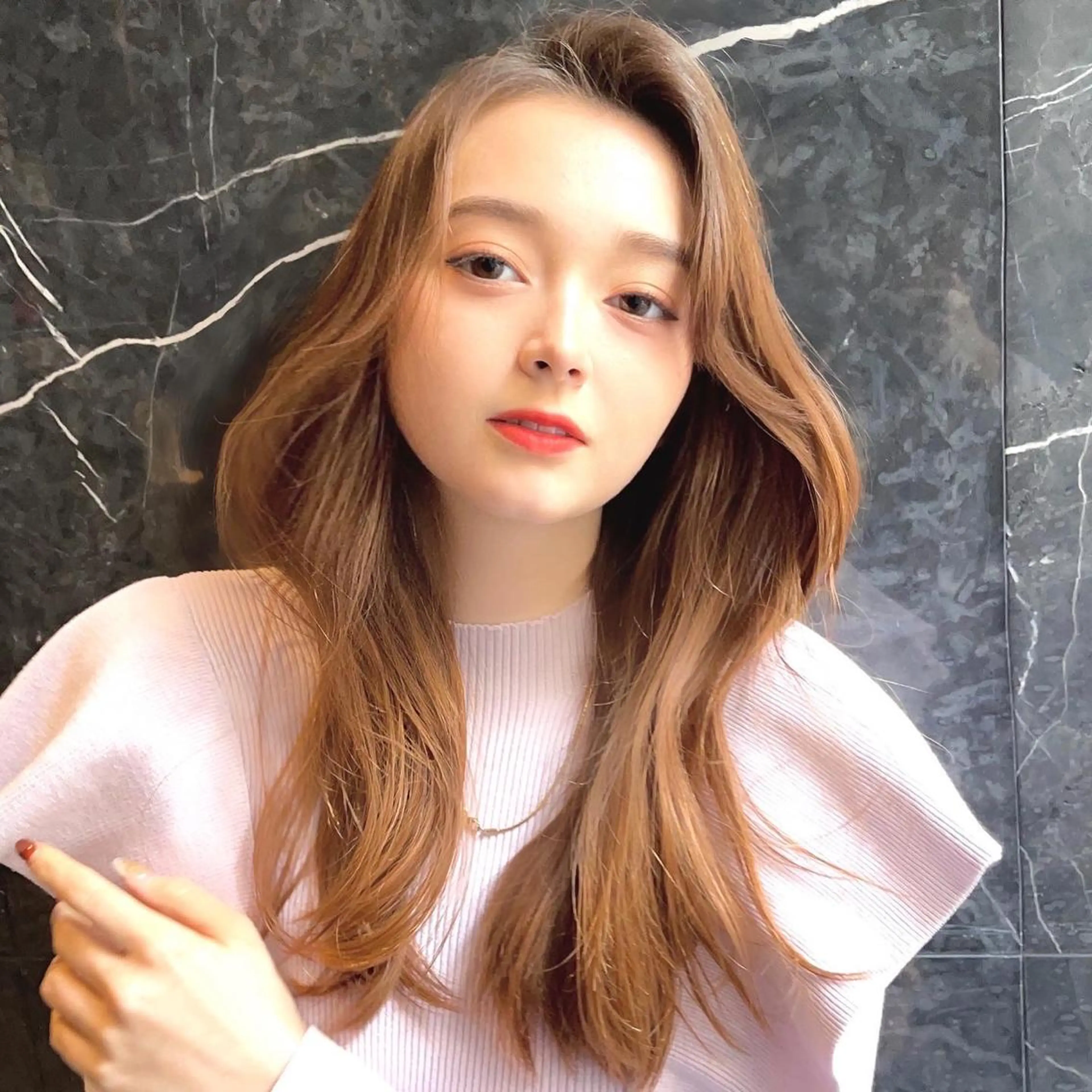セミロング くびれヘア エギョモリ 顔まわりレイヤー 顔周りカット かきあげバング カット ヘアカラー トリートメント ボブパーマ ウルフパーマのヘアスタイル