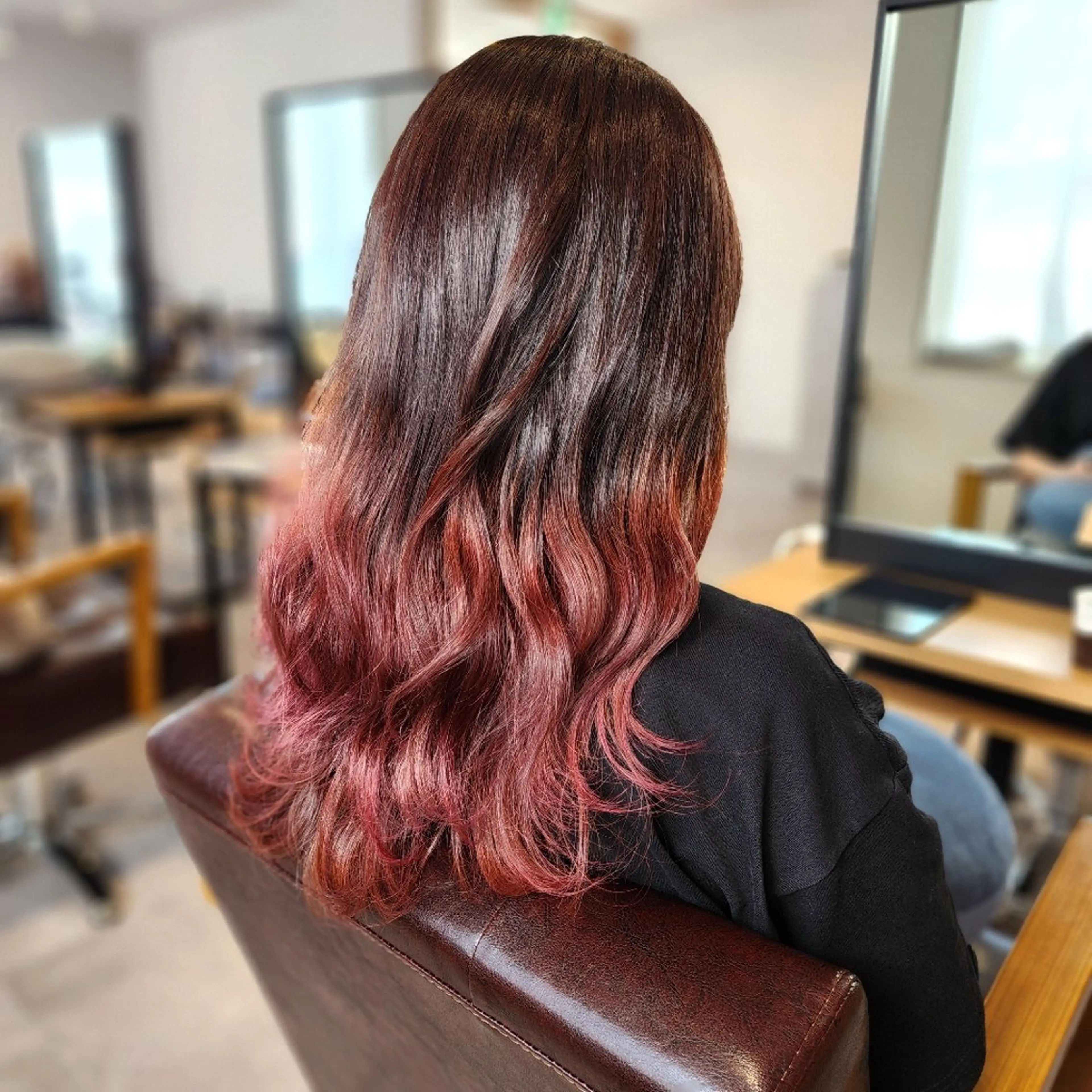 セミロング カラー グラデーションカラー レッドカラー O.hair designers所属・シールエクステ🎀 ホシノ🕒ユウカのヘアスタイル