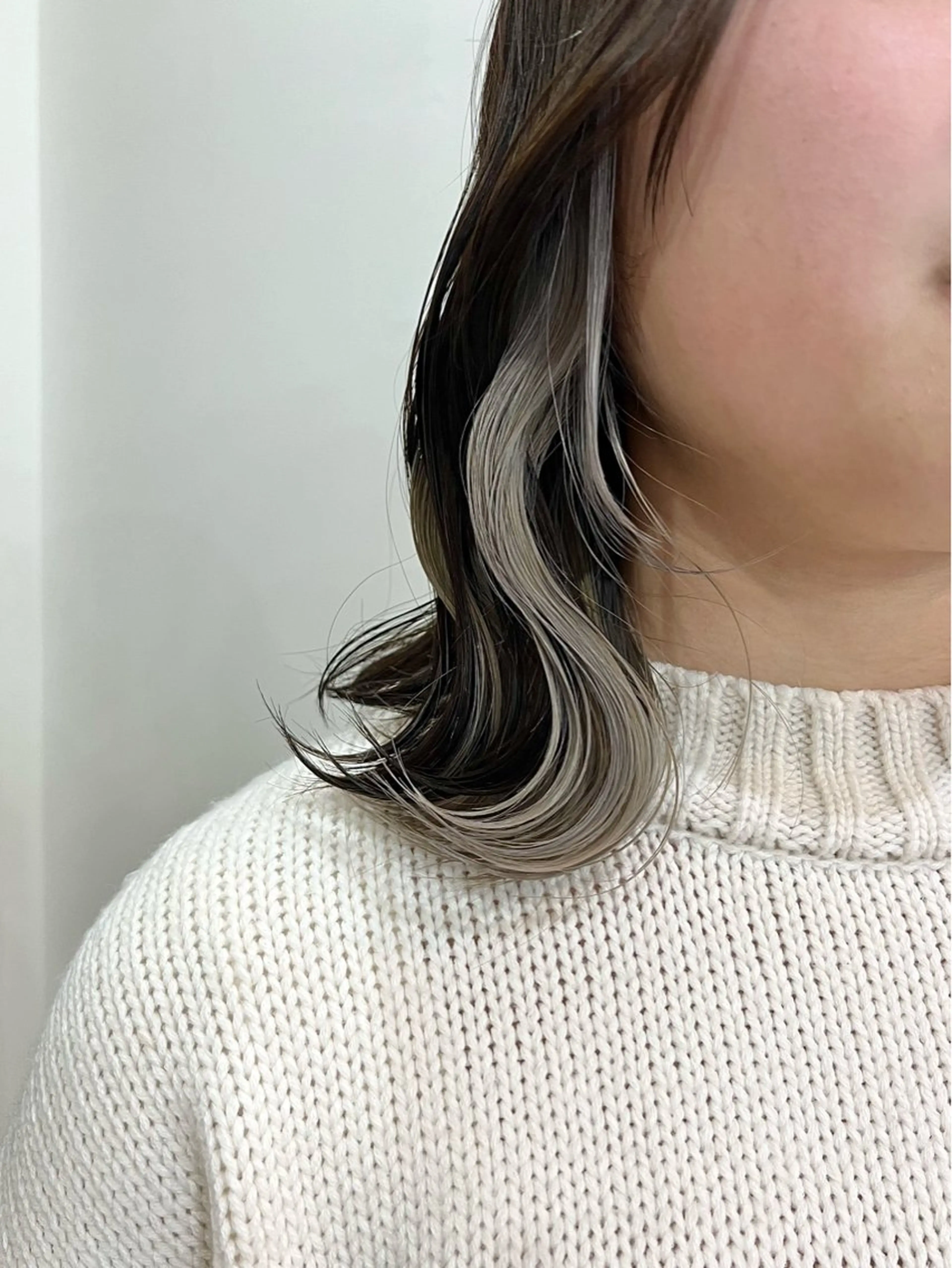 ミディアム カラー ブリーチ インナーカラー 切りっぱなしボブ/ ブリーチカラー/大塚のヘアスタイル