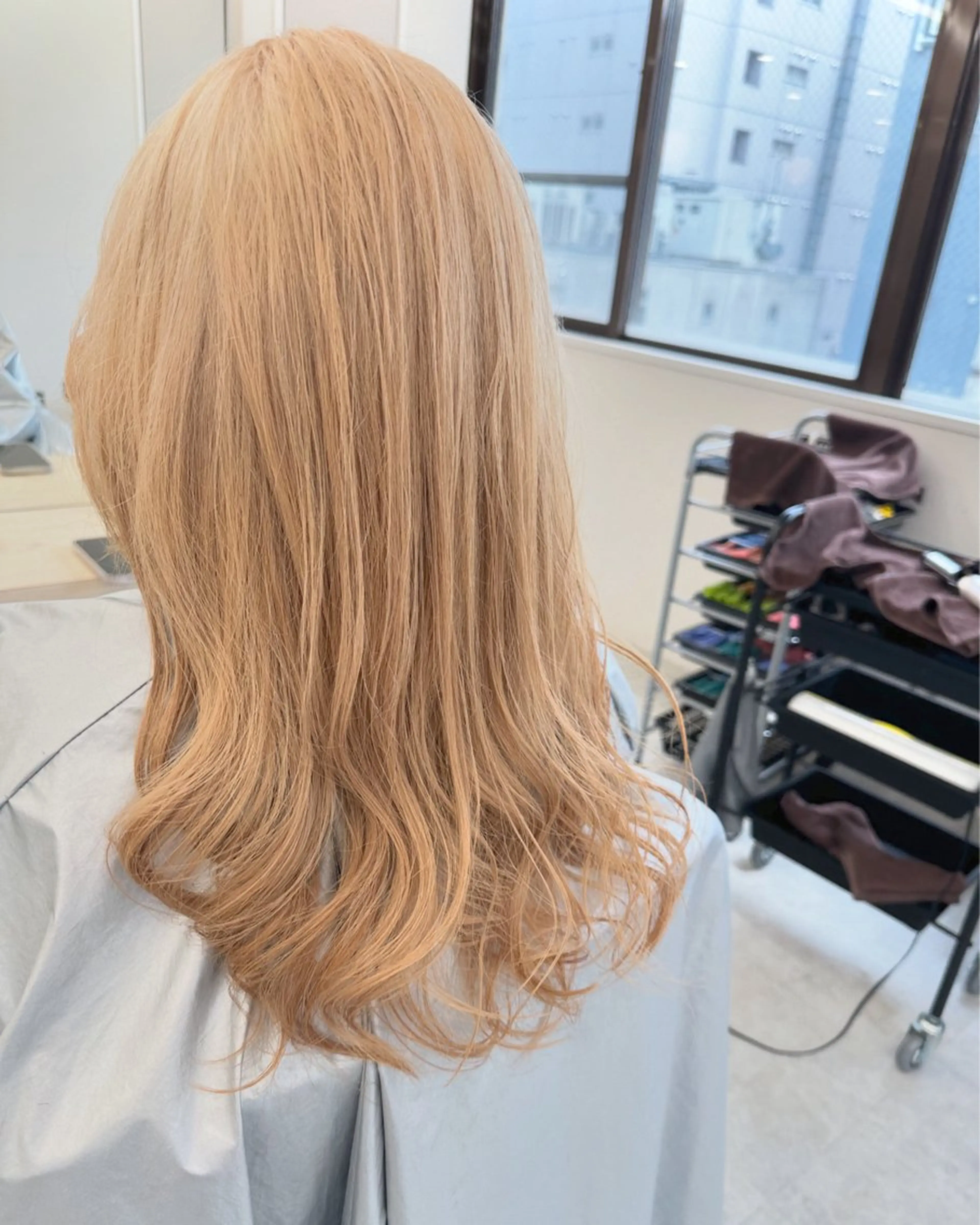 セミロング カラー ブリーチ ブロンド KUWAO MOEのヘアスタイル