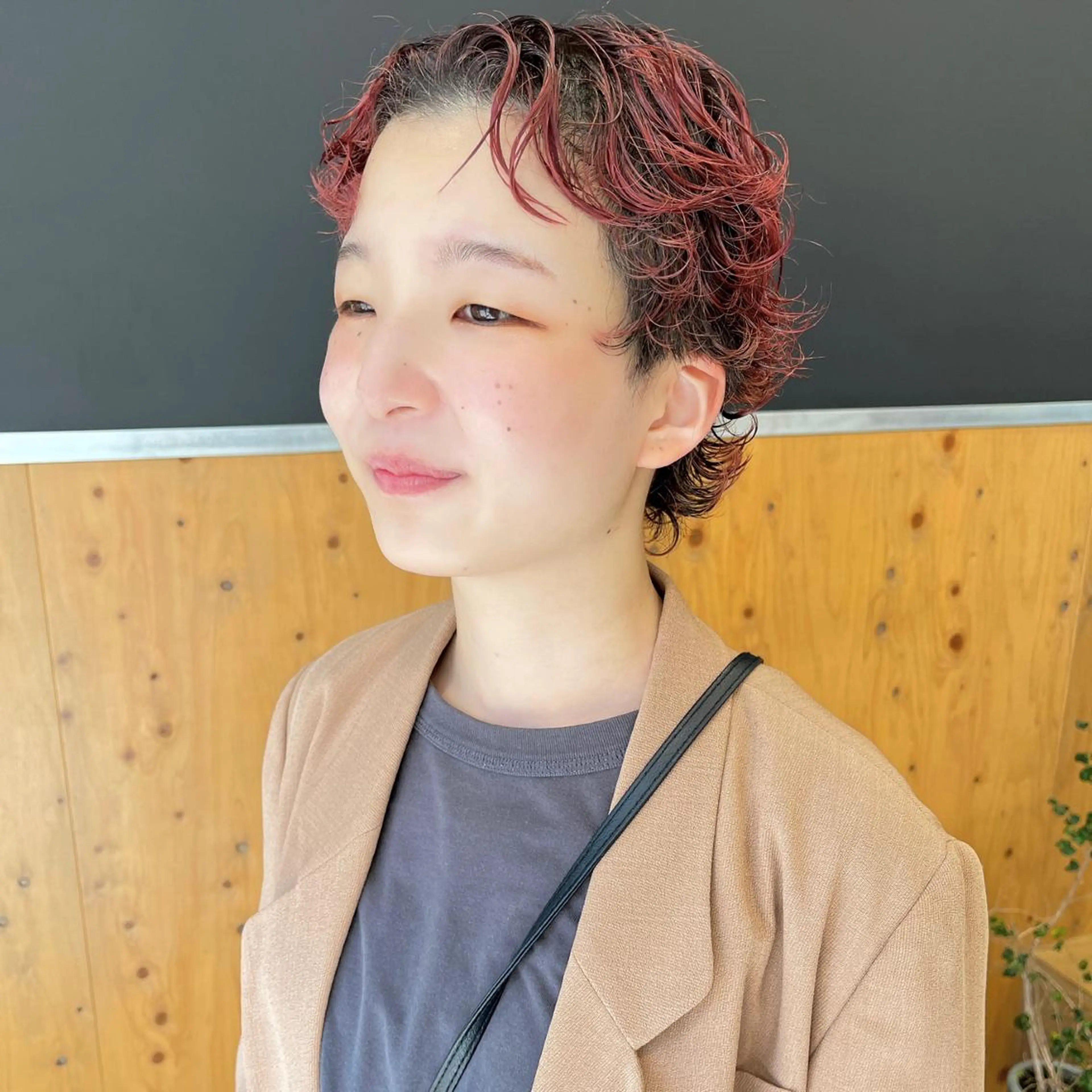 ショート カラー ボルドーカラー くせ毛 アラキチヒロ THE REMMYのヘアスタイル