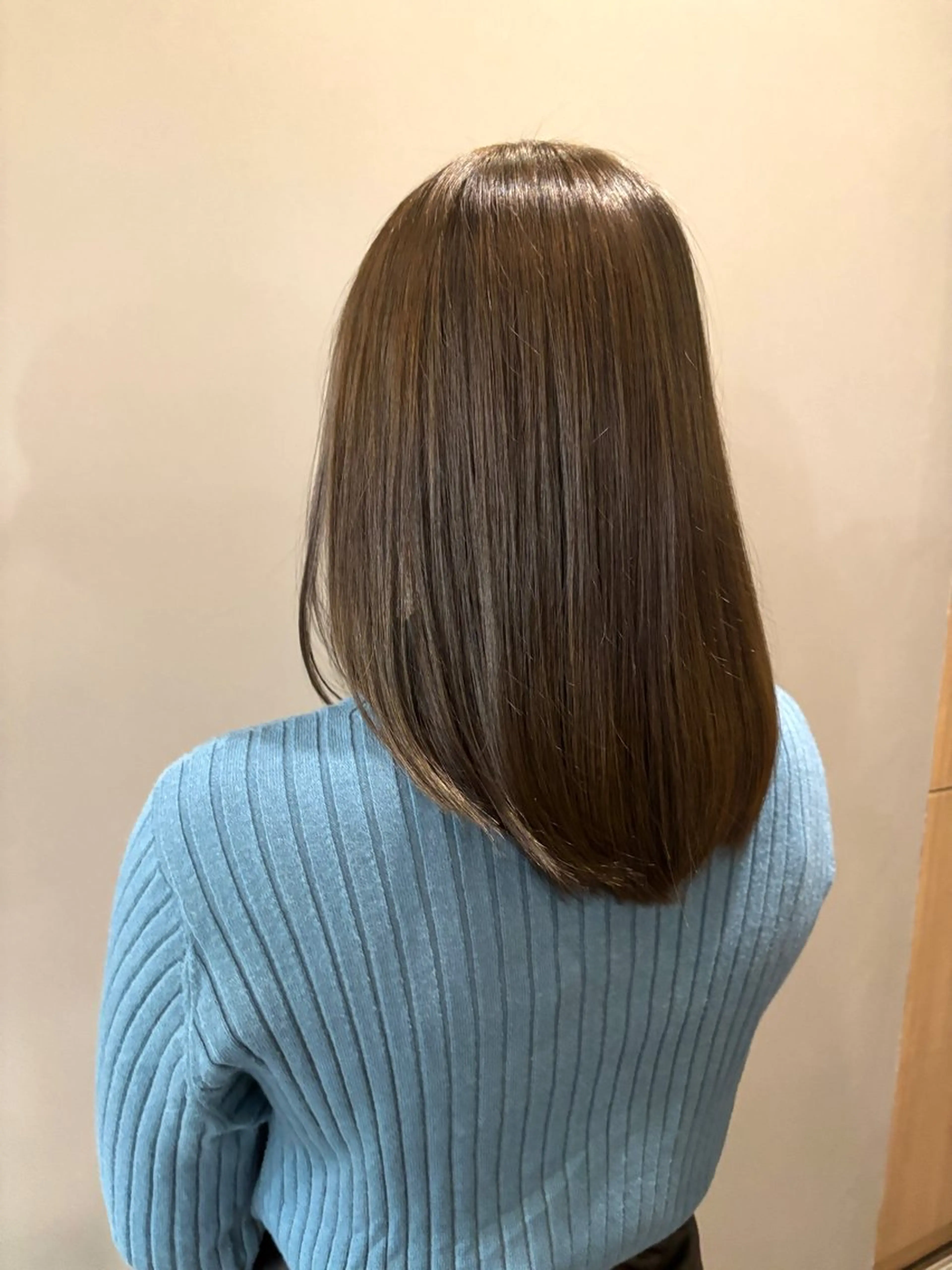 ミディアム カラー グレージュ オリーブグレージュ オリーブグレー ヘアカラー ANTI KANADEのヘアスタイル