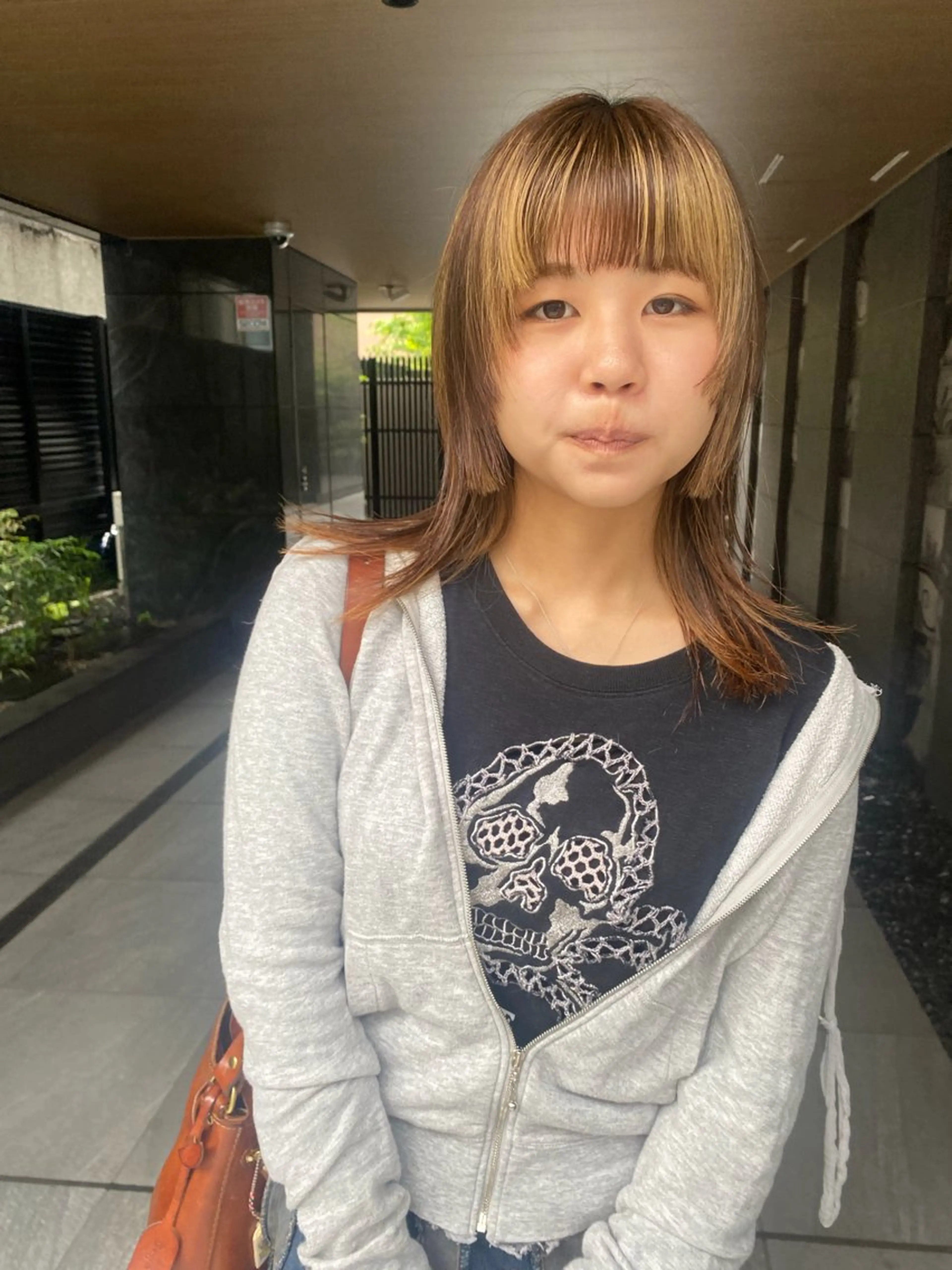 セミロング カット 室谷 侑奈のヘアスタイル