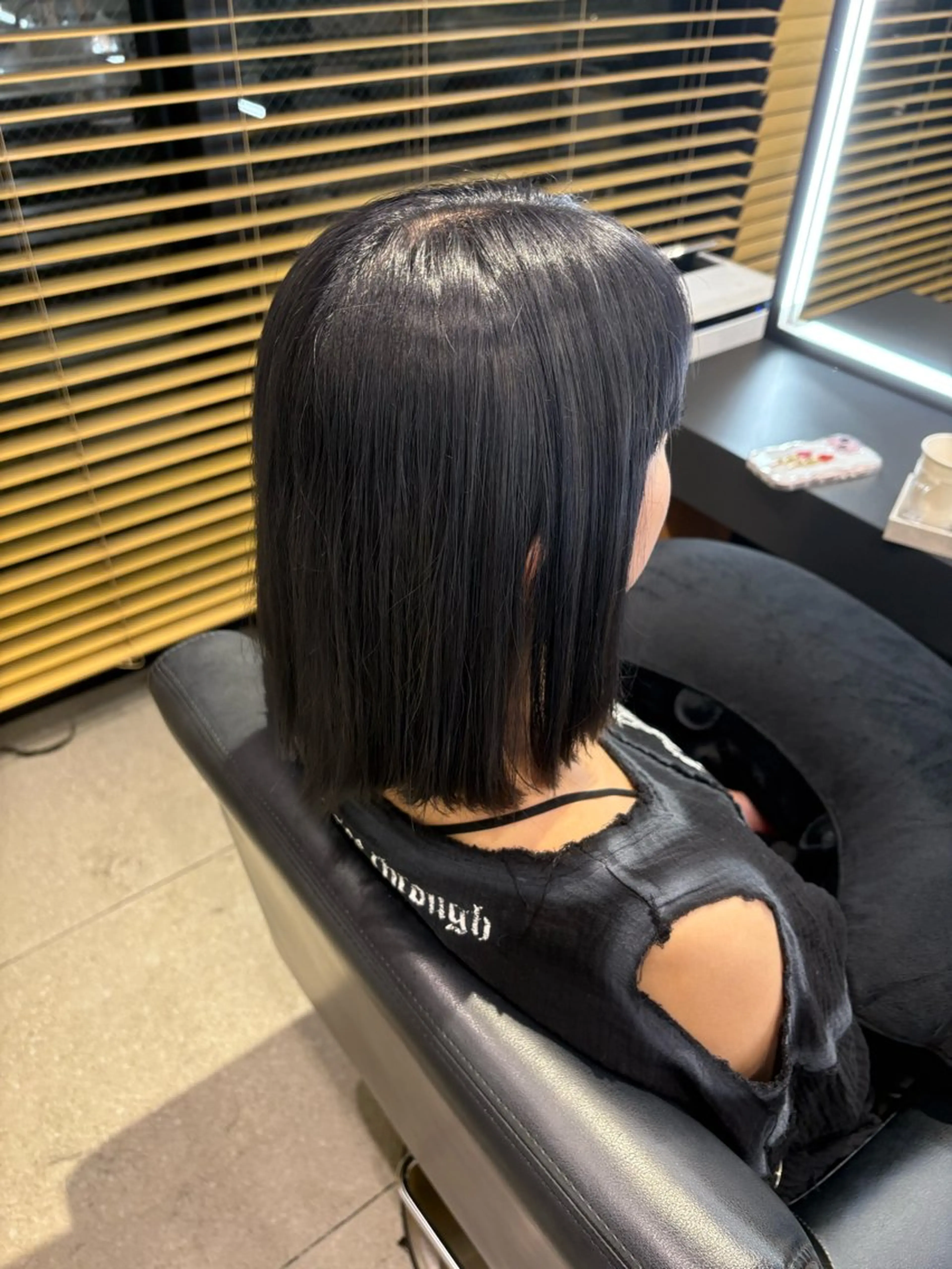 ミディアム カラー ブルーカラー シルバー ヘアカラー ERII (ému） 伏見/カット無料のヘアスタイル