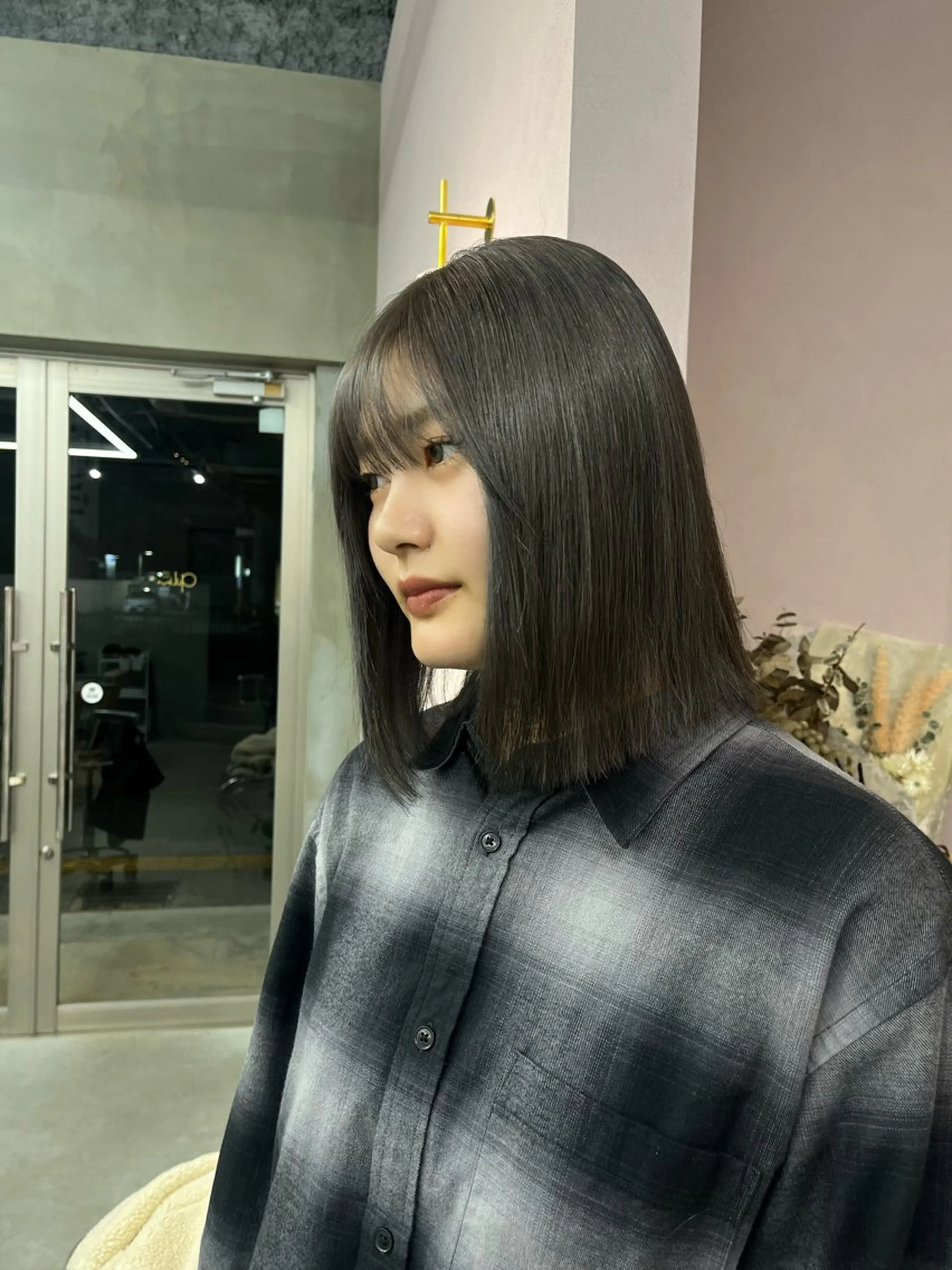 ミディアム カラー ブリーチ 透明感カラー グレージュ qulim所属・櫻井 はるなのヘアスタイル